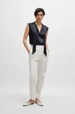 Blusa de seda sin mangas con lazo en el cuello