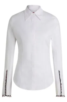 Blusa HUGO x Les Benjamins slim fit con ribetes de cuentas