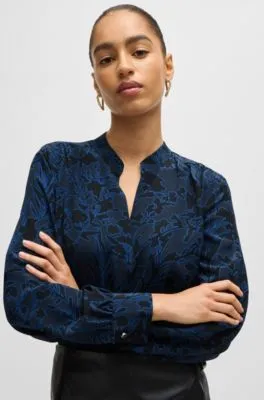 Blusa regular fit en seda estampada con escote fruncido