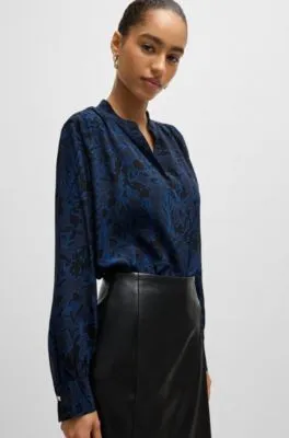 Blusa regular fit en seda estampada con escote fruncido