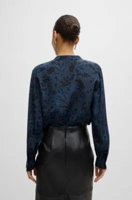 Blusa regular fit en seda estampada con escote fruncido