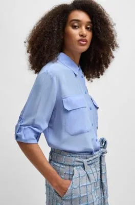 Blusa relaxed fit en lona lavada a la arena con cuello en pico