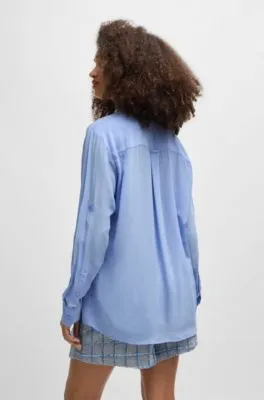 Blusa relaxed fit en lona lavada a la arena con cuello en pico