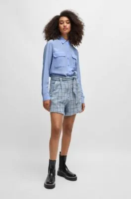 Blusa relaxed fit en lona lavada a la arena con cuello en pico