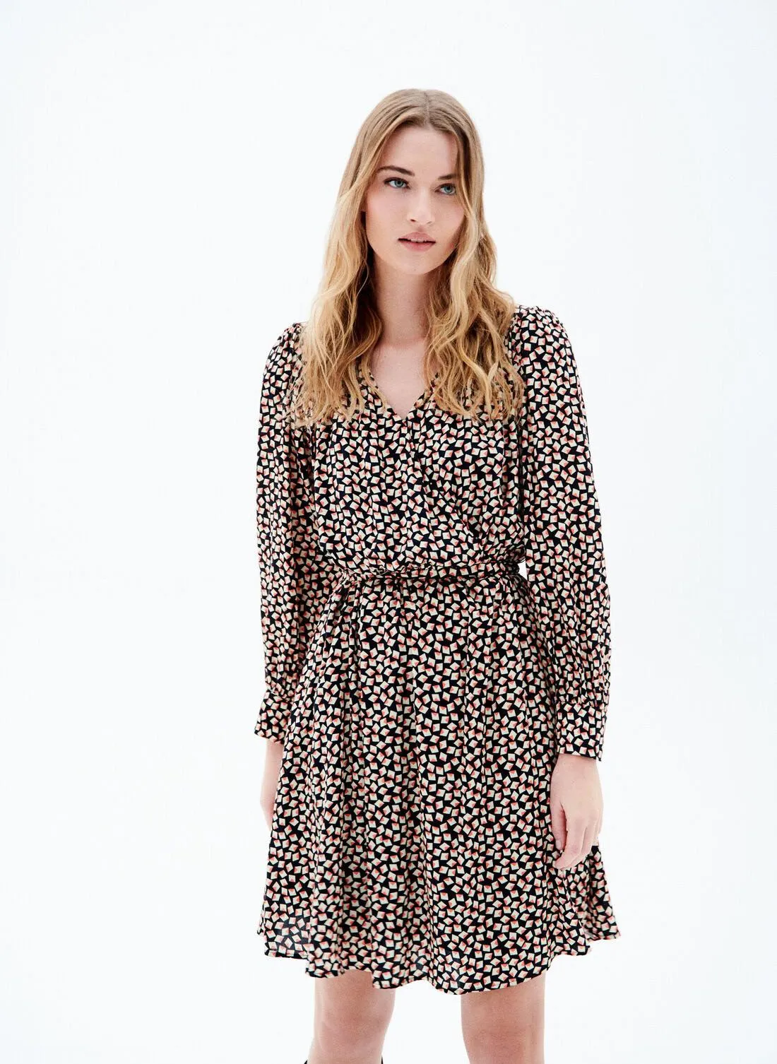 CAROLL REMMA  VESTIDO CORTO AJUSTADO ESTAMPADO EN NEGRO