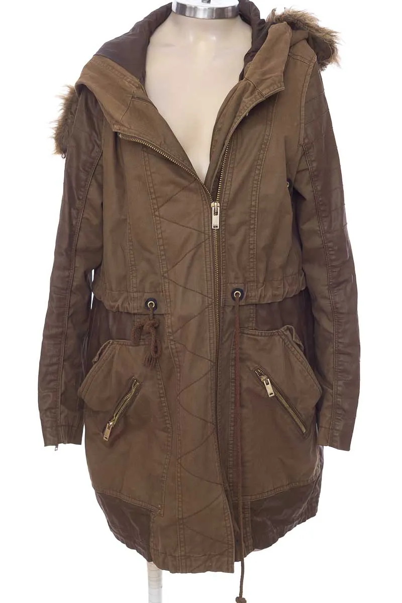 CHAQUETA / ABRIGO COLOR VERDE  BERSHKA