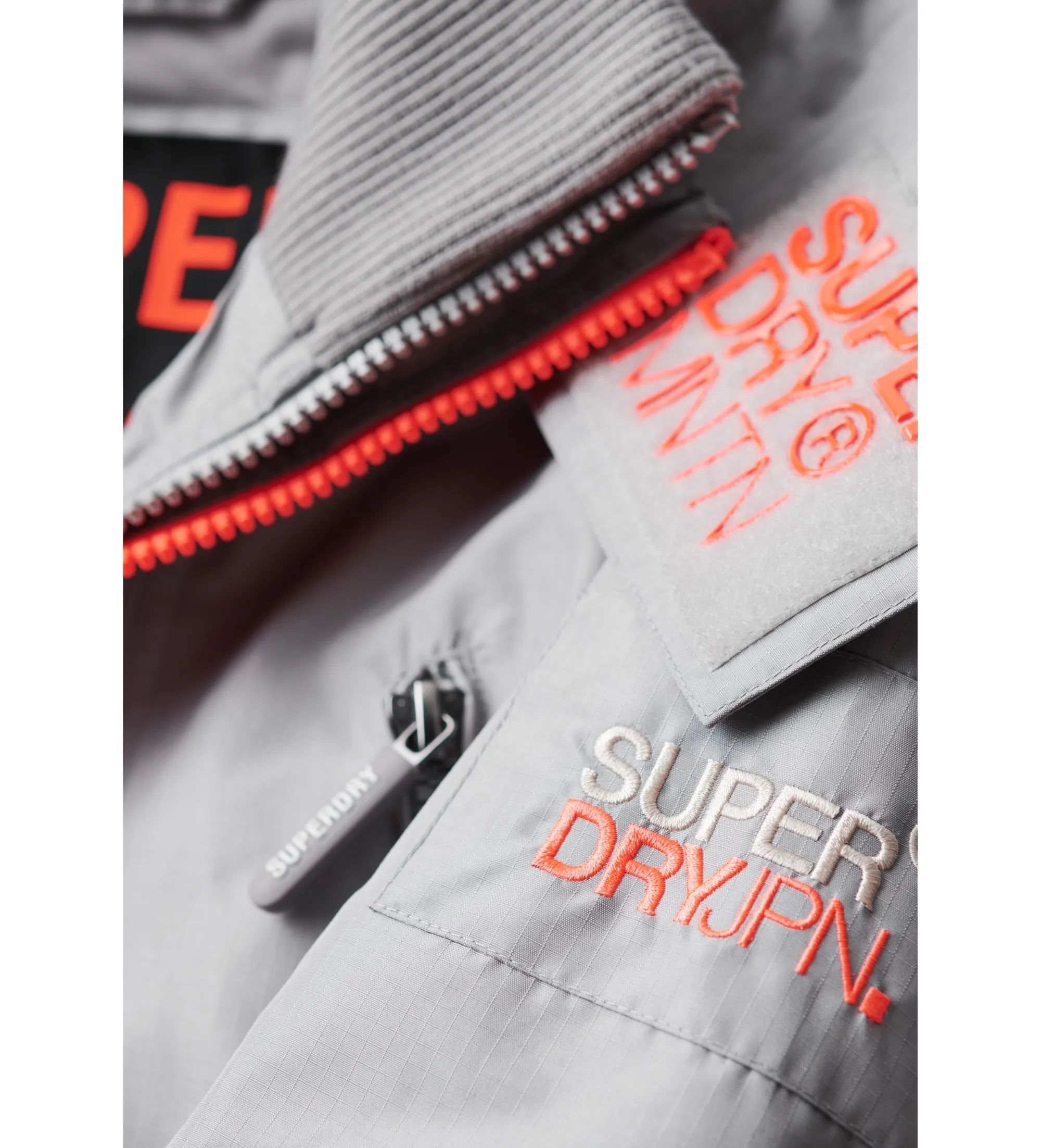 CHAQUETA CORTAVIENTOS MOUNTAIN SDWINDCHEATER GRIS