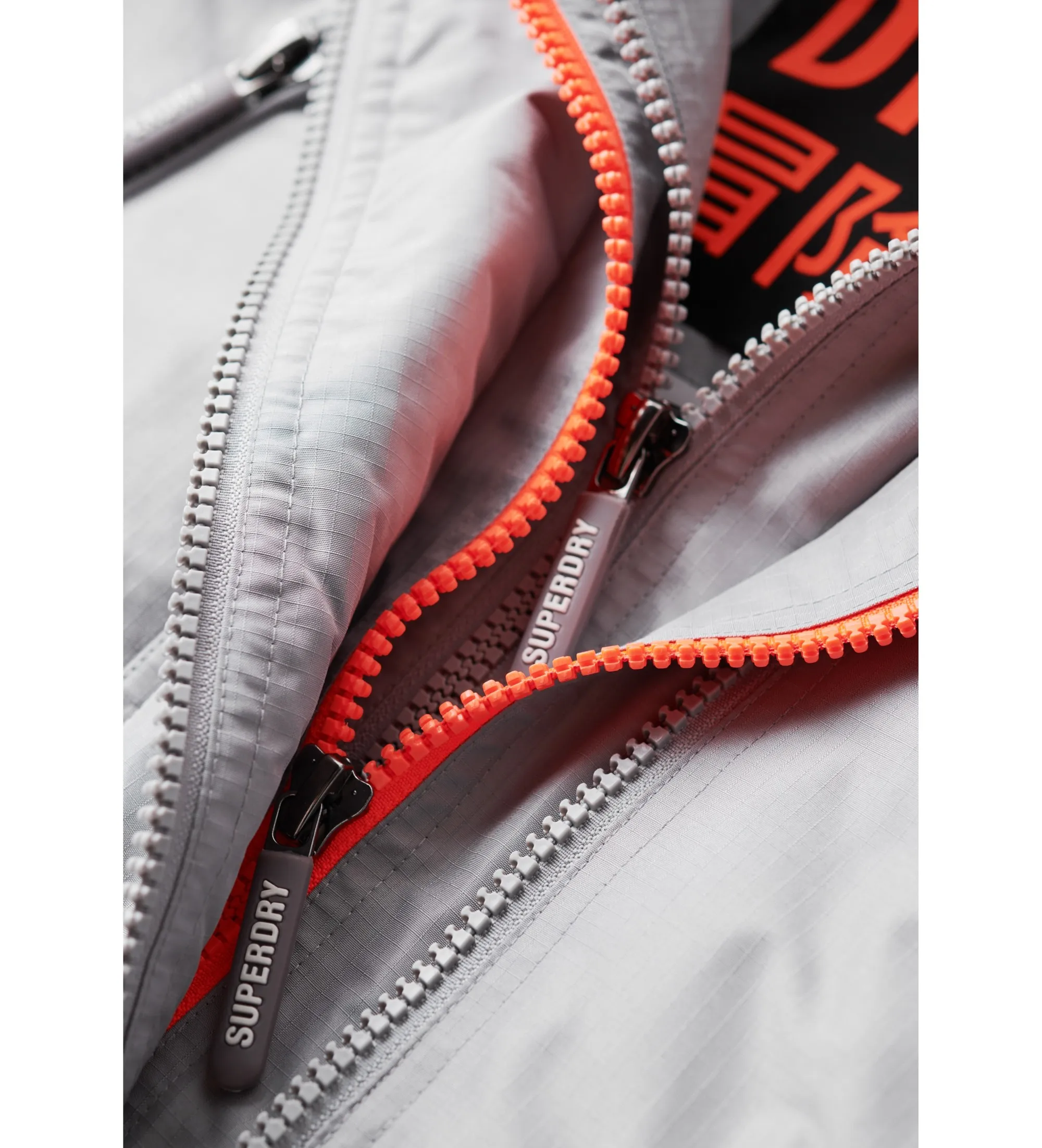 CHAQUETA CORTAVIENTOS MOUNTAIN SDWINDCHEATER GRIS