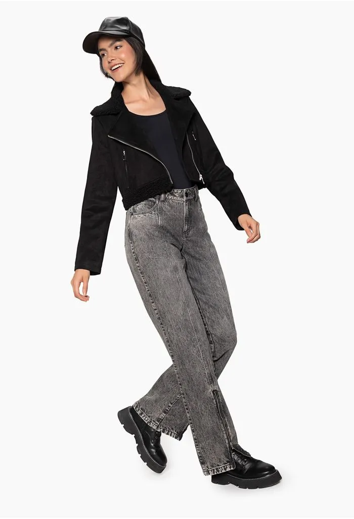 Chaqueta crop en suede con aplique en te