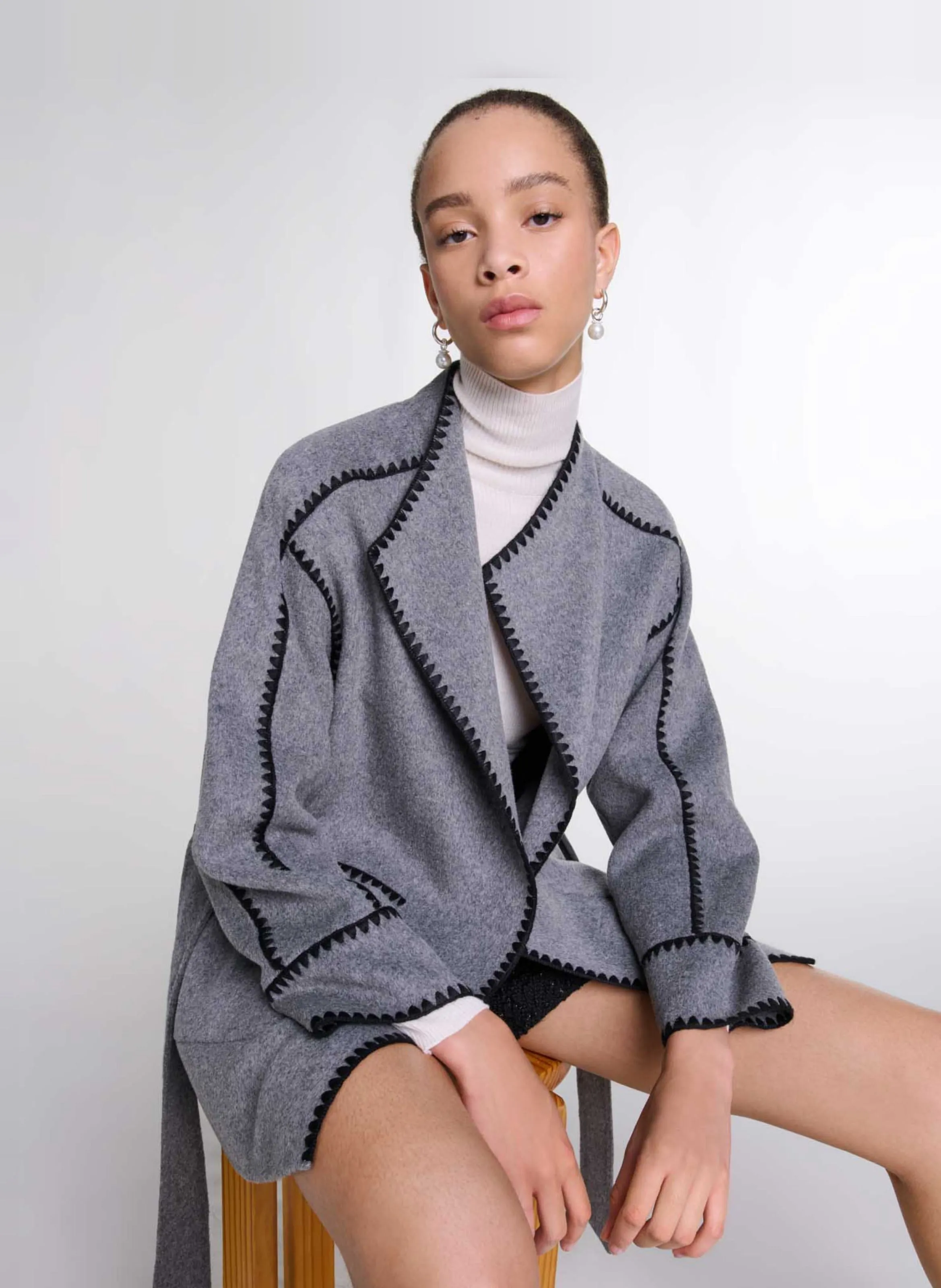 Chaqueta de mezcla de lana con cuello alto en gris