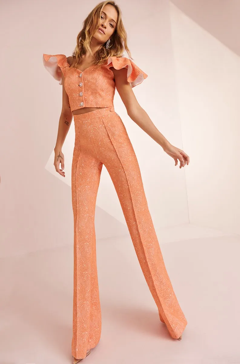 Conjunto top con volante y palazzo brocado coral Zooey