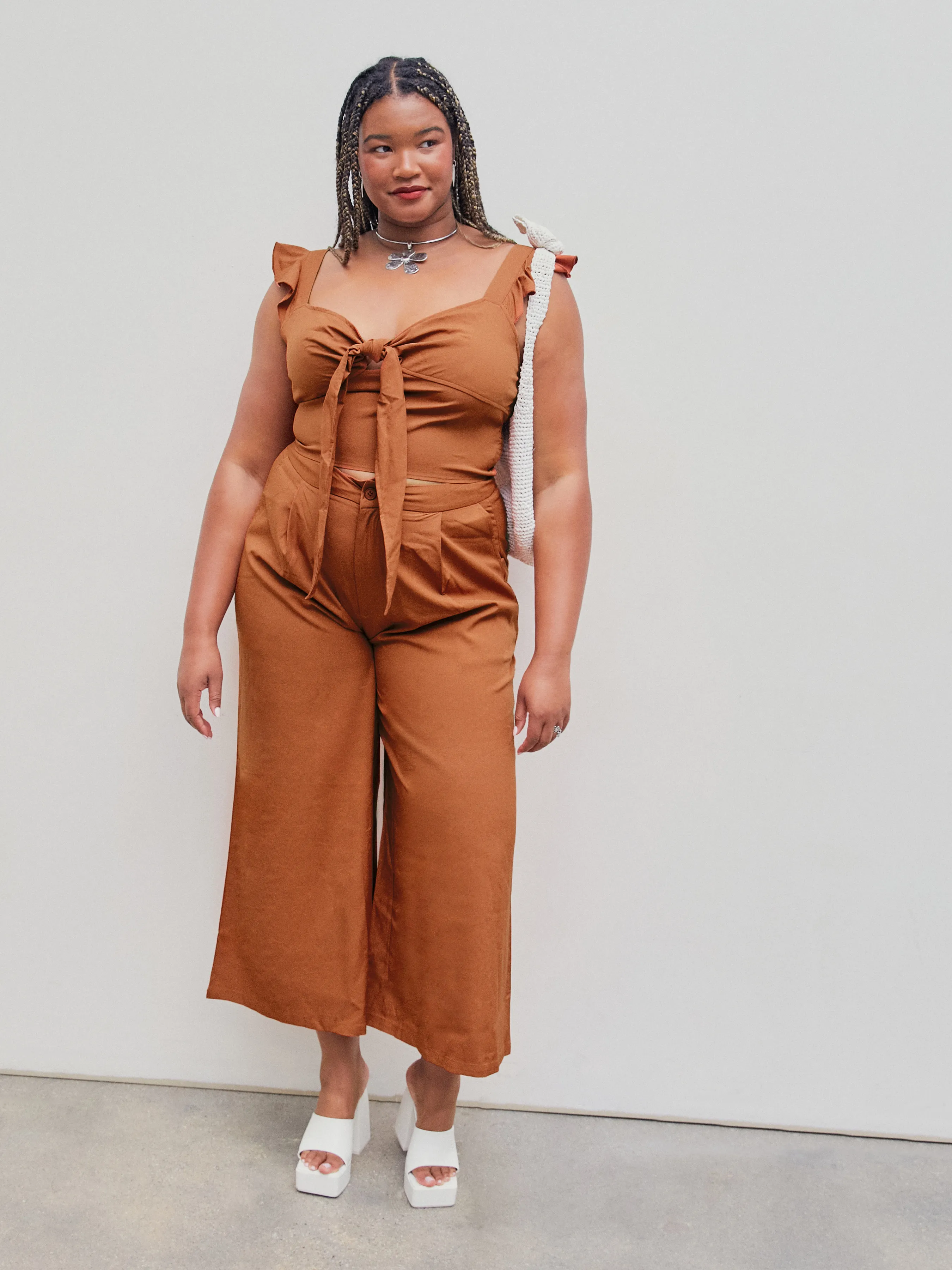 Crop Top con cuello en V, volantes y nudo Curvy
