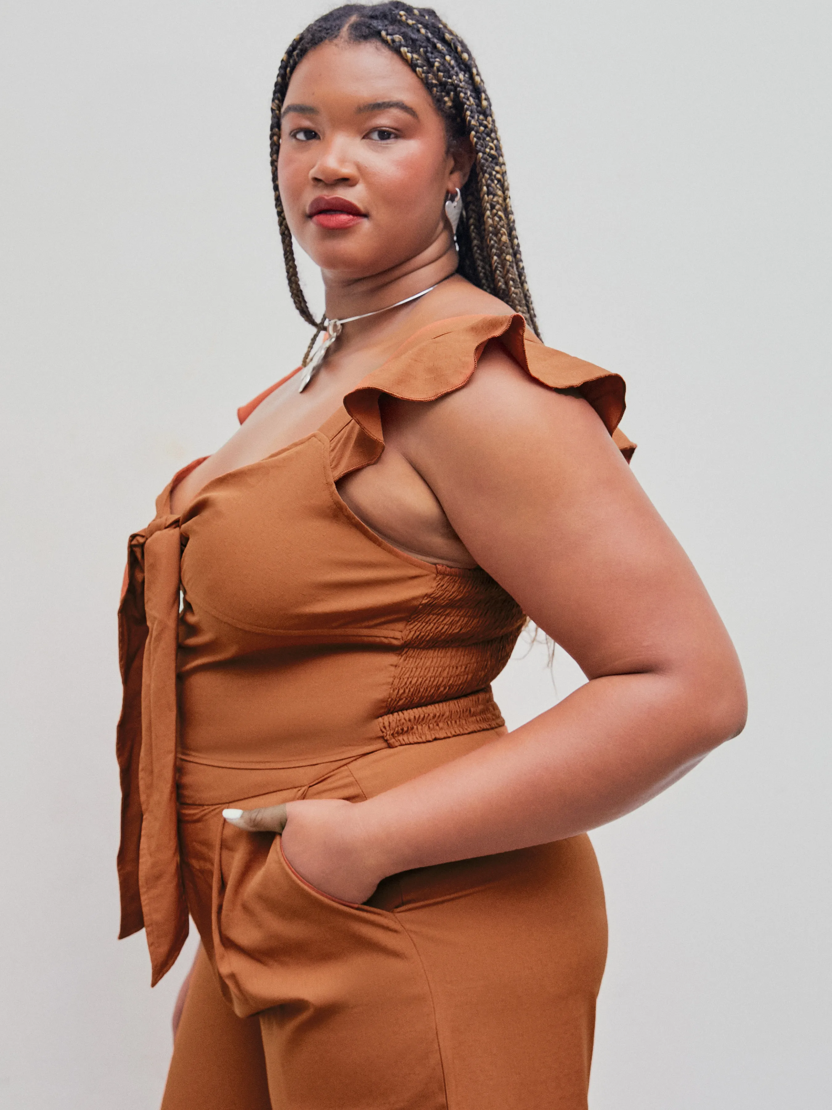Crop Top con cuello en V, volantes y nudo Curvy