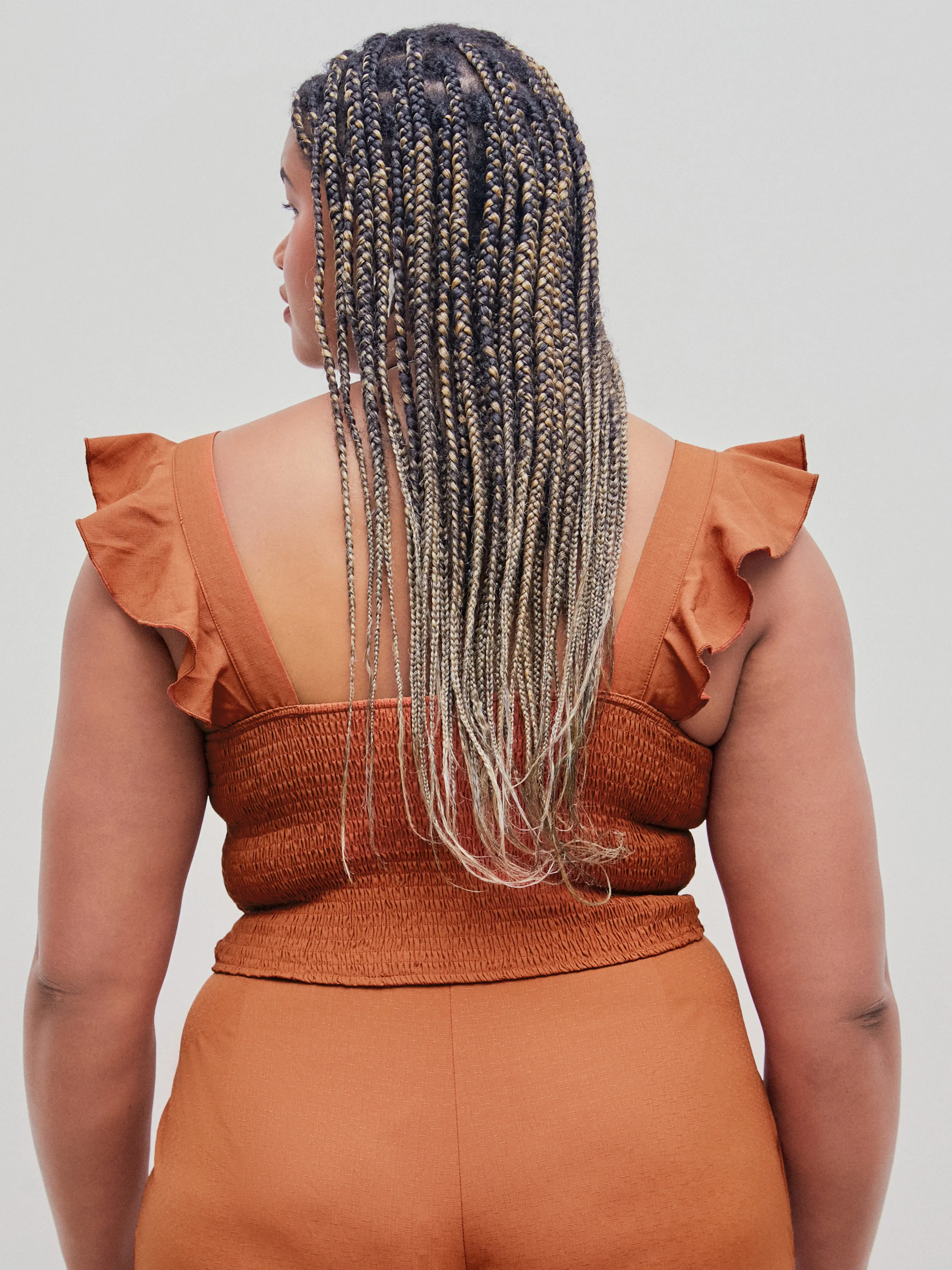 Crop Top con cuello en V, volantes y nudo Curvy