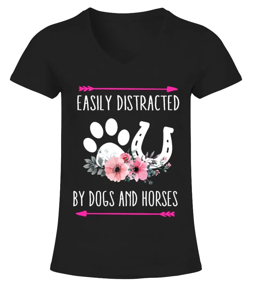 DISTRACTED BY HORSES AND DOGS Camiseta cuello pico Mujer