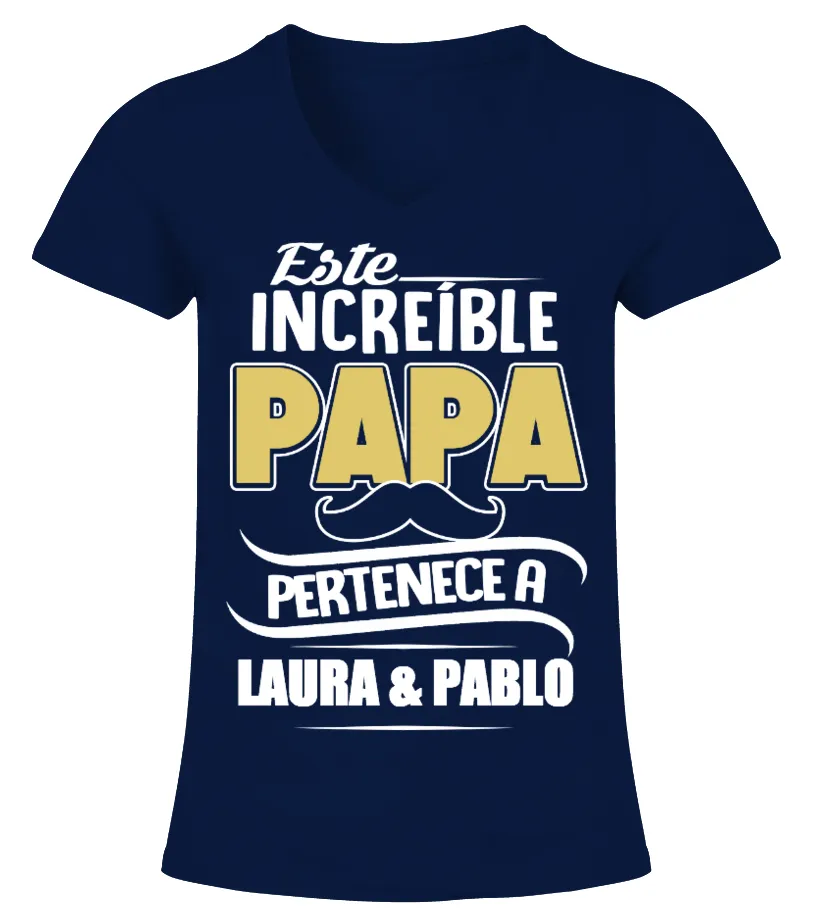 ESTE INCREÍBLE PAPÁ PERTENECE A . Camiseta cuello pico Mujer