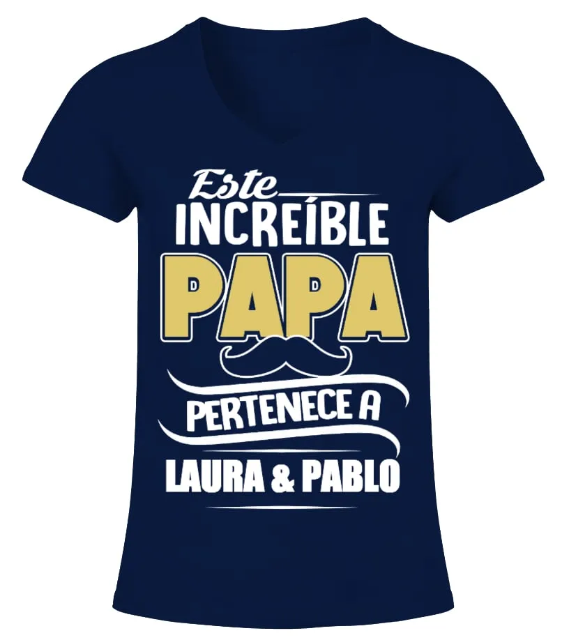 ESTE INCREÍBLE PAPÁ PERTENECE A . Camiseta cuello pico Mujer
