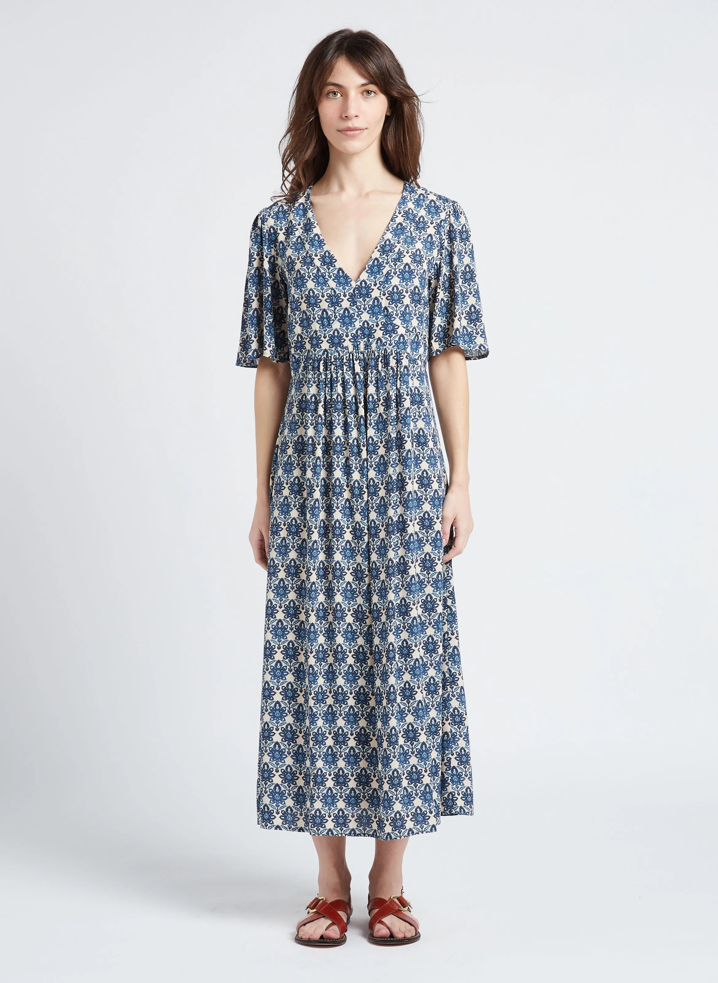 MAISON 123 ALANA  VESTIDO LARGO ESTAMPADO CON CUELLO DE PICO EN AZUL
