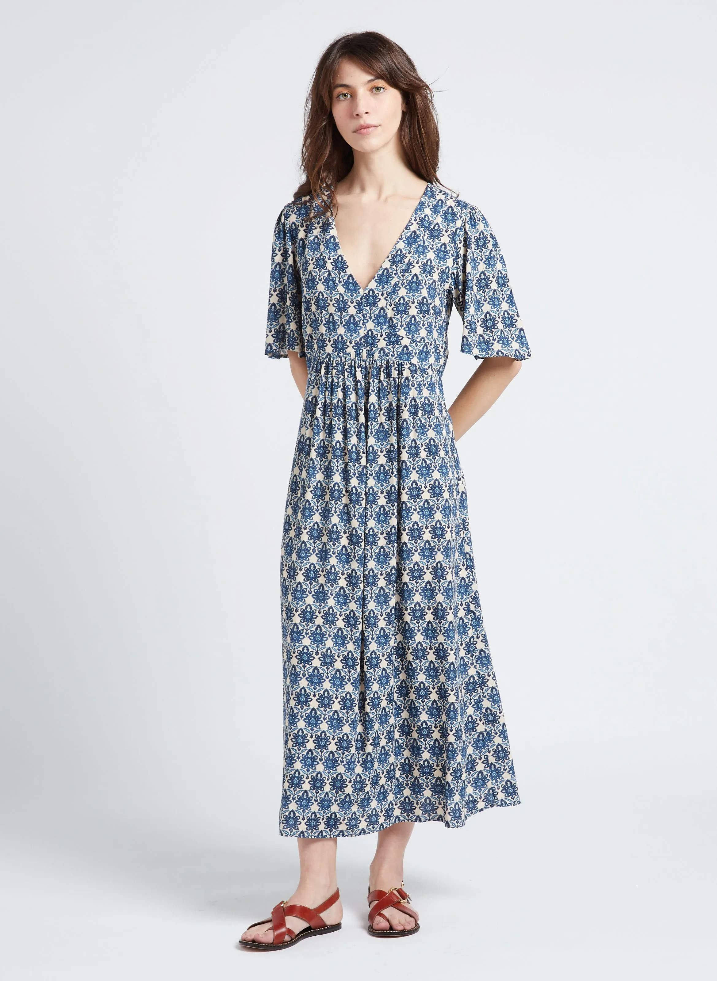 MAISON 123 ALANA  VESTIDO LARGO ESTAMPADO CON CUELLO DE PICO EN AZUL