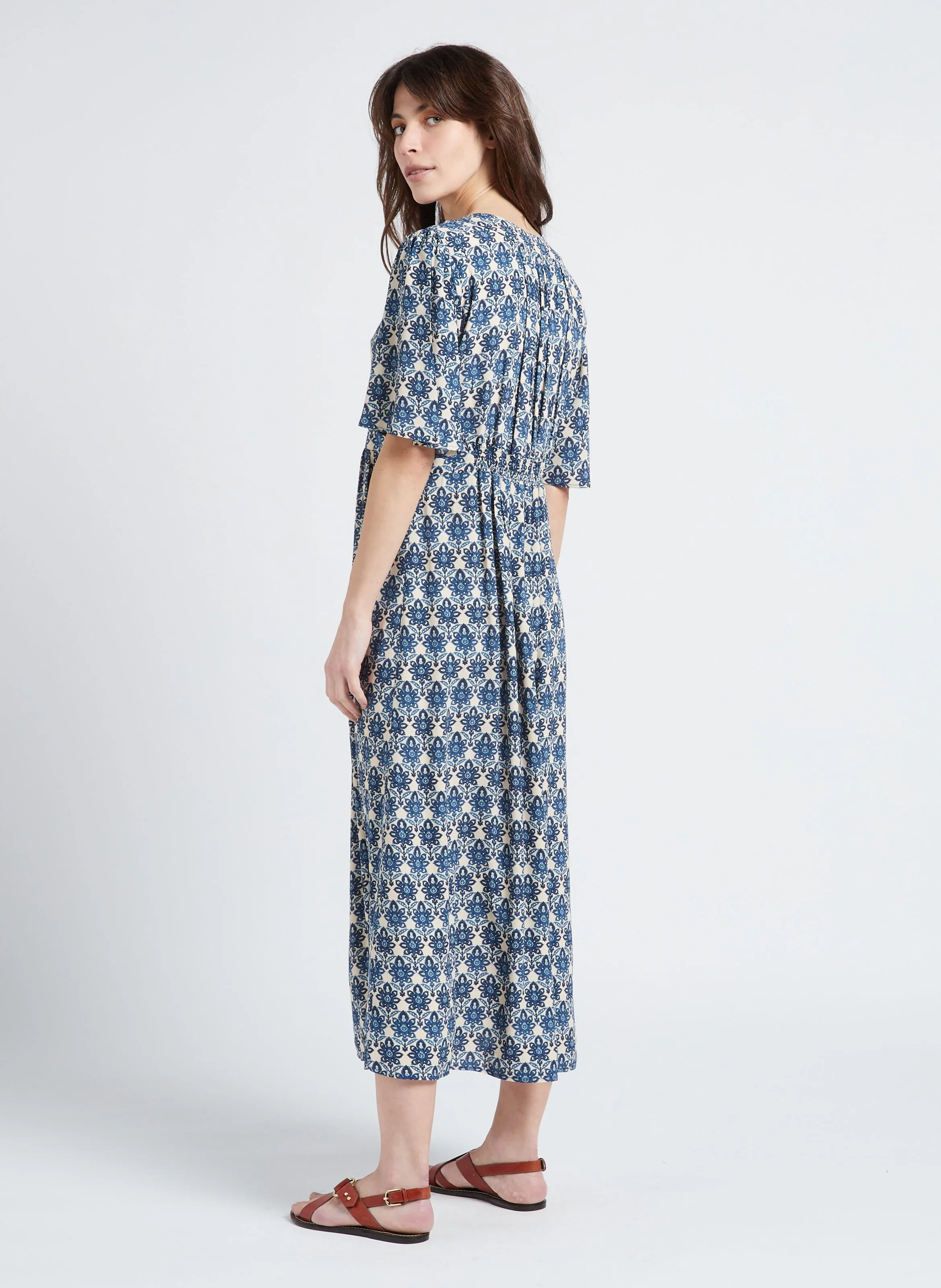 MAISON 123 ALANA  VESTIDO LARGO ESTAMPADO CON CUELLO DE PICO EN AZUL