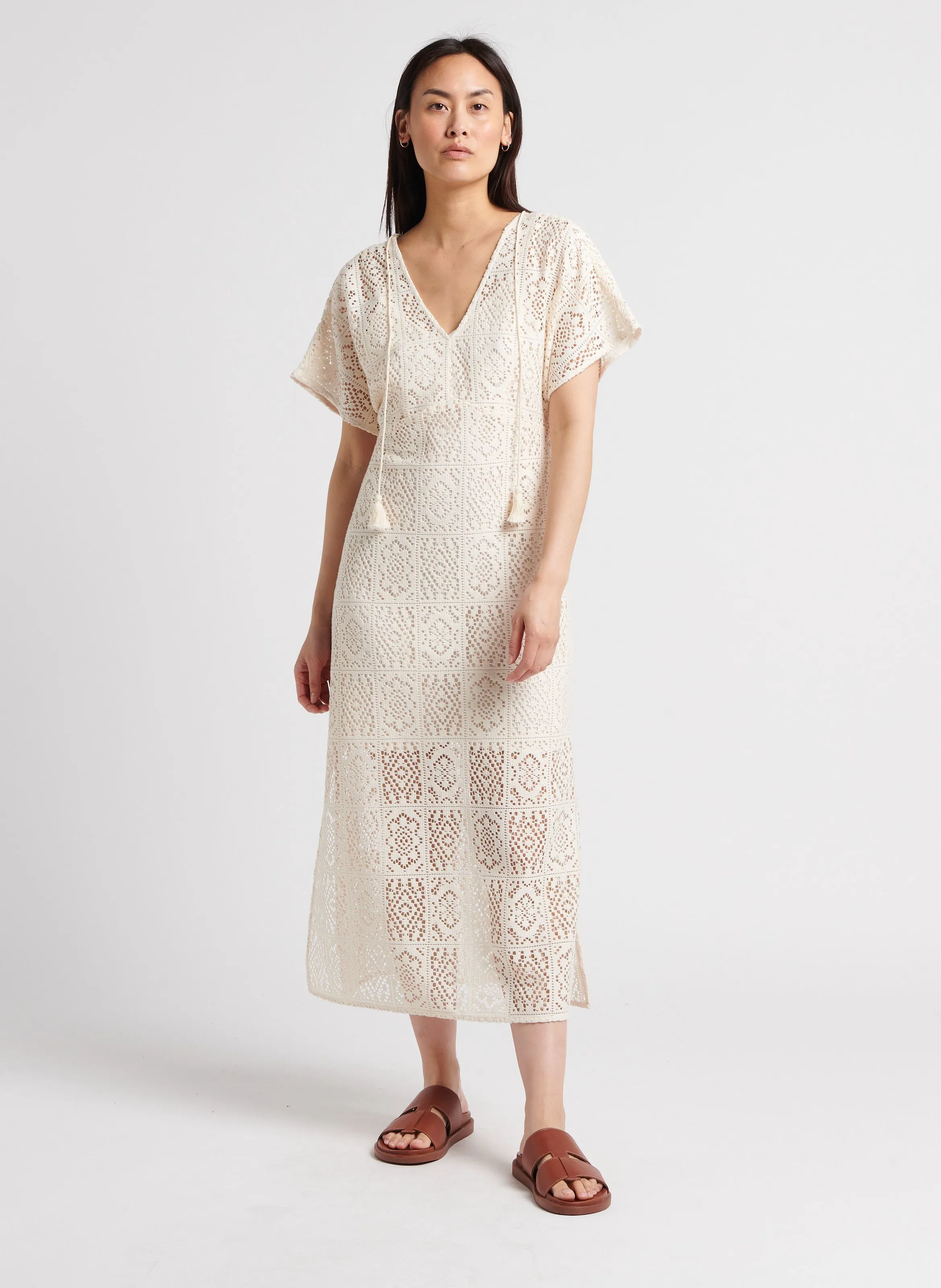 MAISON 123 CARIMA BIS  VESTIDO LARGO CON CUELLO EN V BORDADO EN BEIGE