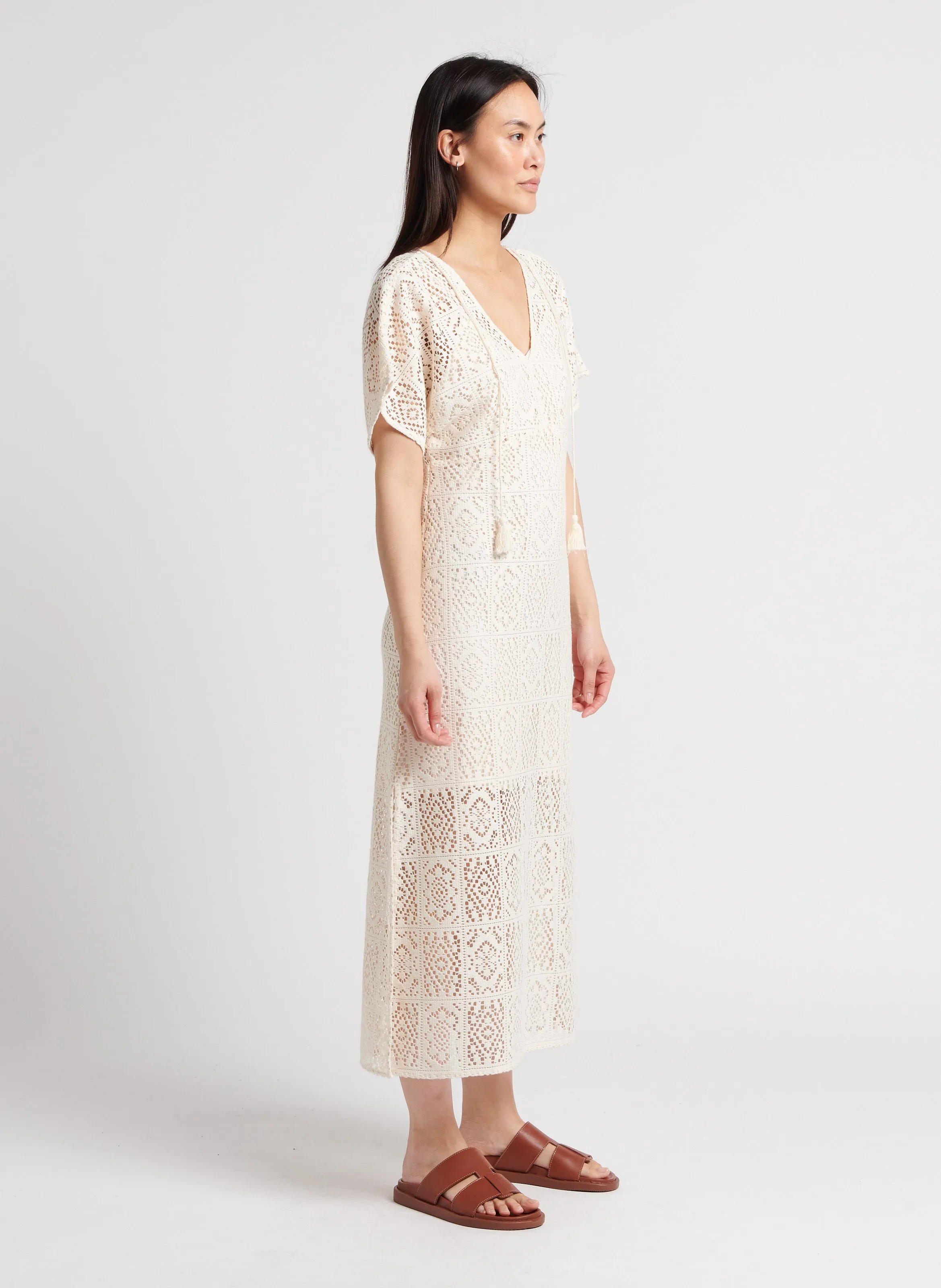 MAISON 123 CARIMA BIS  VESTIDO LARGO CON CUELLO EN V BORDADO EN BEIGE