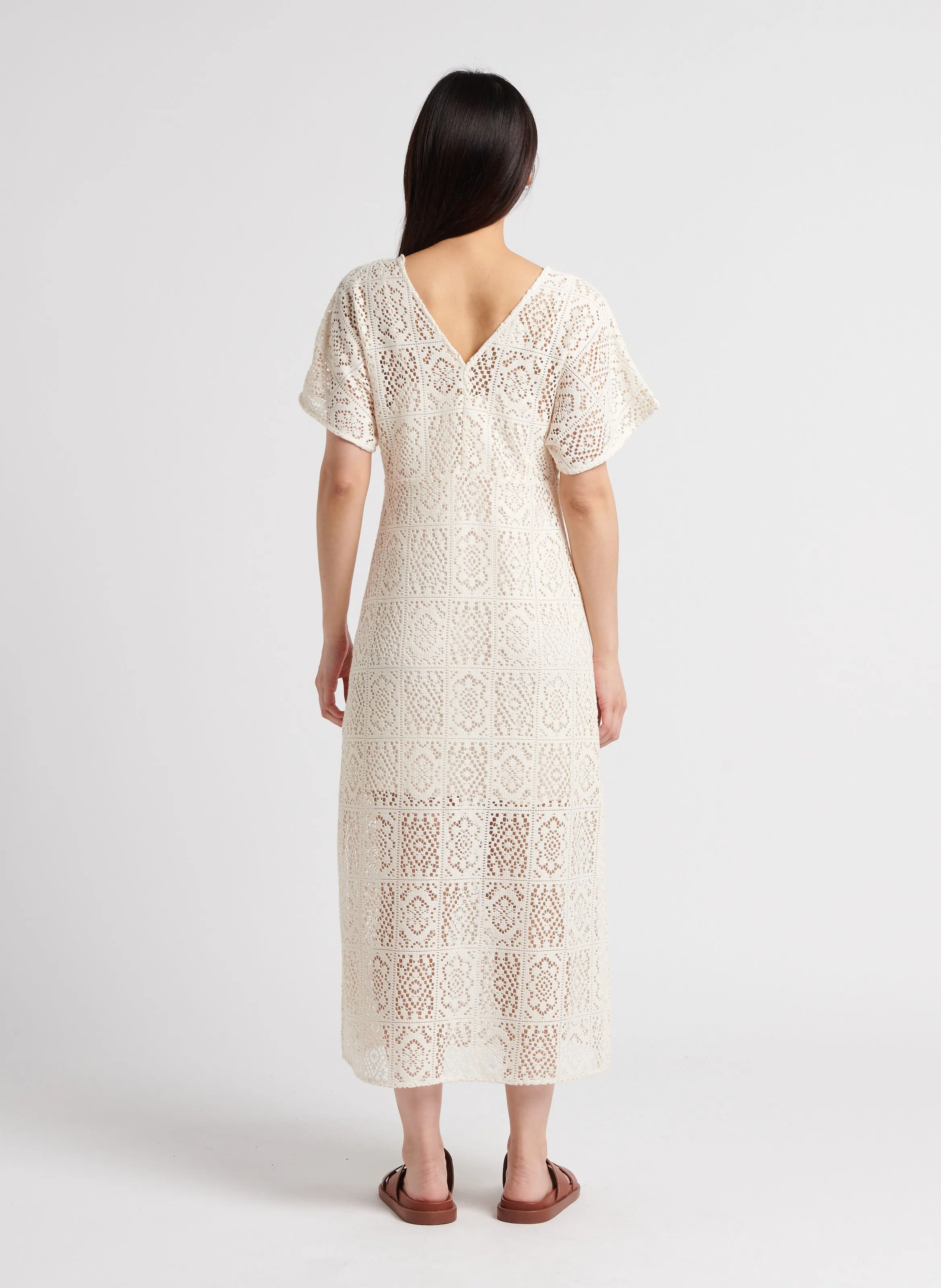 MAISON 123 CARIMA BIS  VESTIDO LARGO CON CUELLO EN V BORDADO EN BEIGE