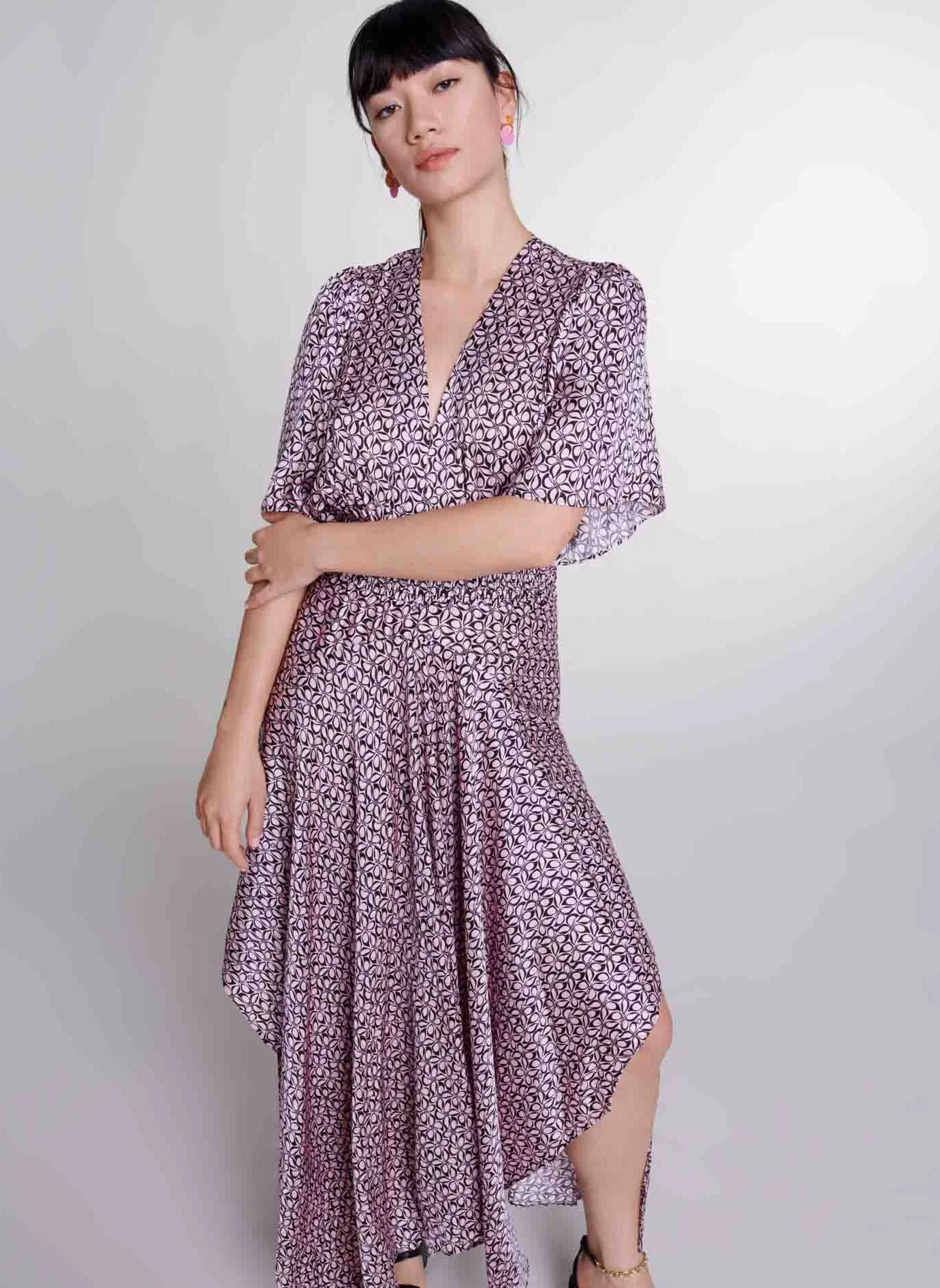 MAJE Vestido largo asimétrico estampado con cuello de pico en rosa