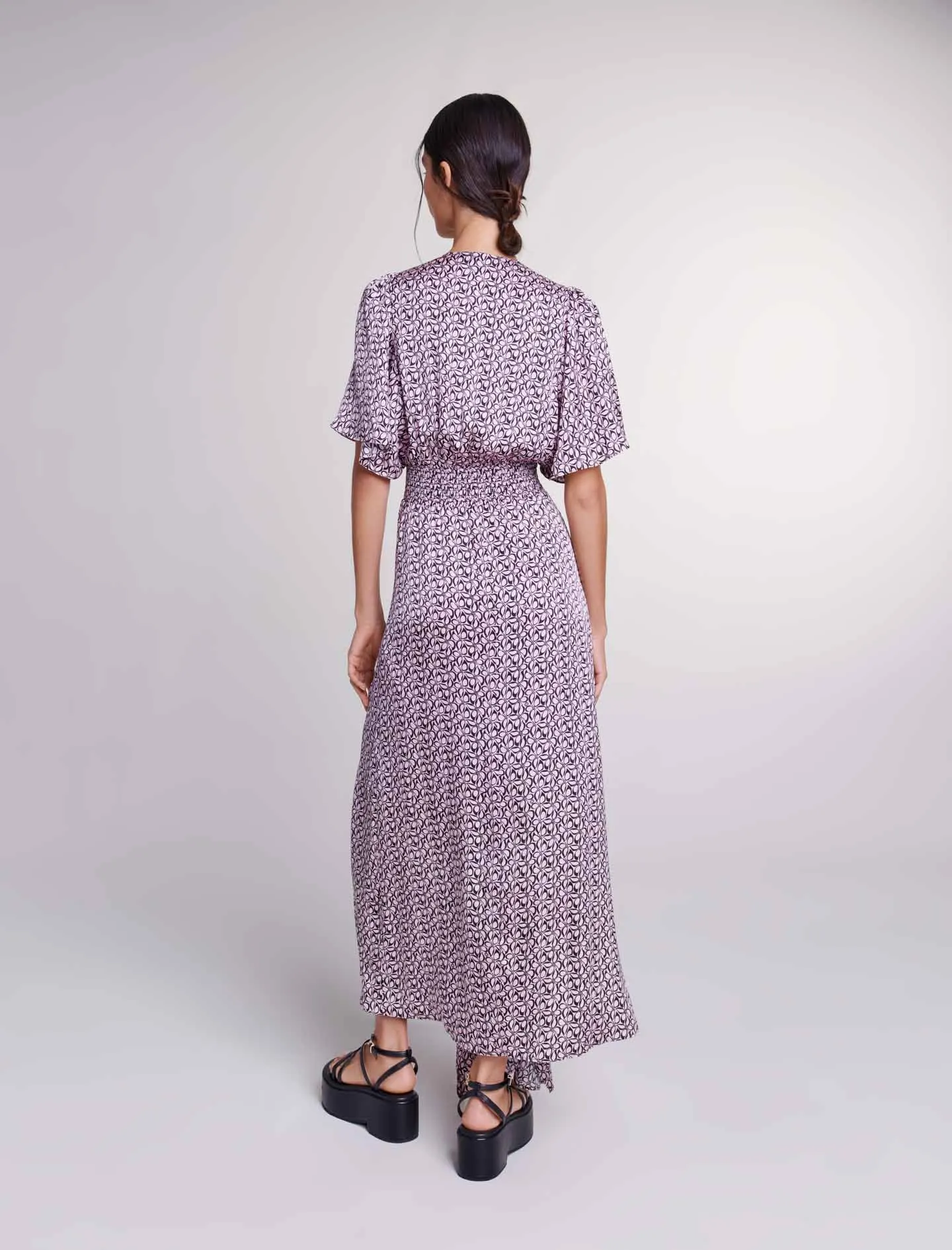 MAJE Vestido largo asimétrico estampado con cuello de pico en rosa