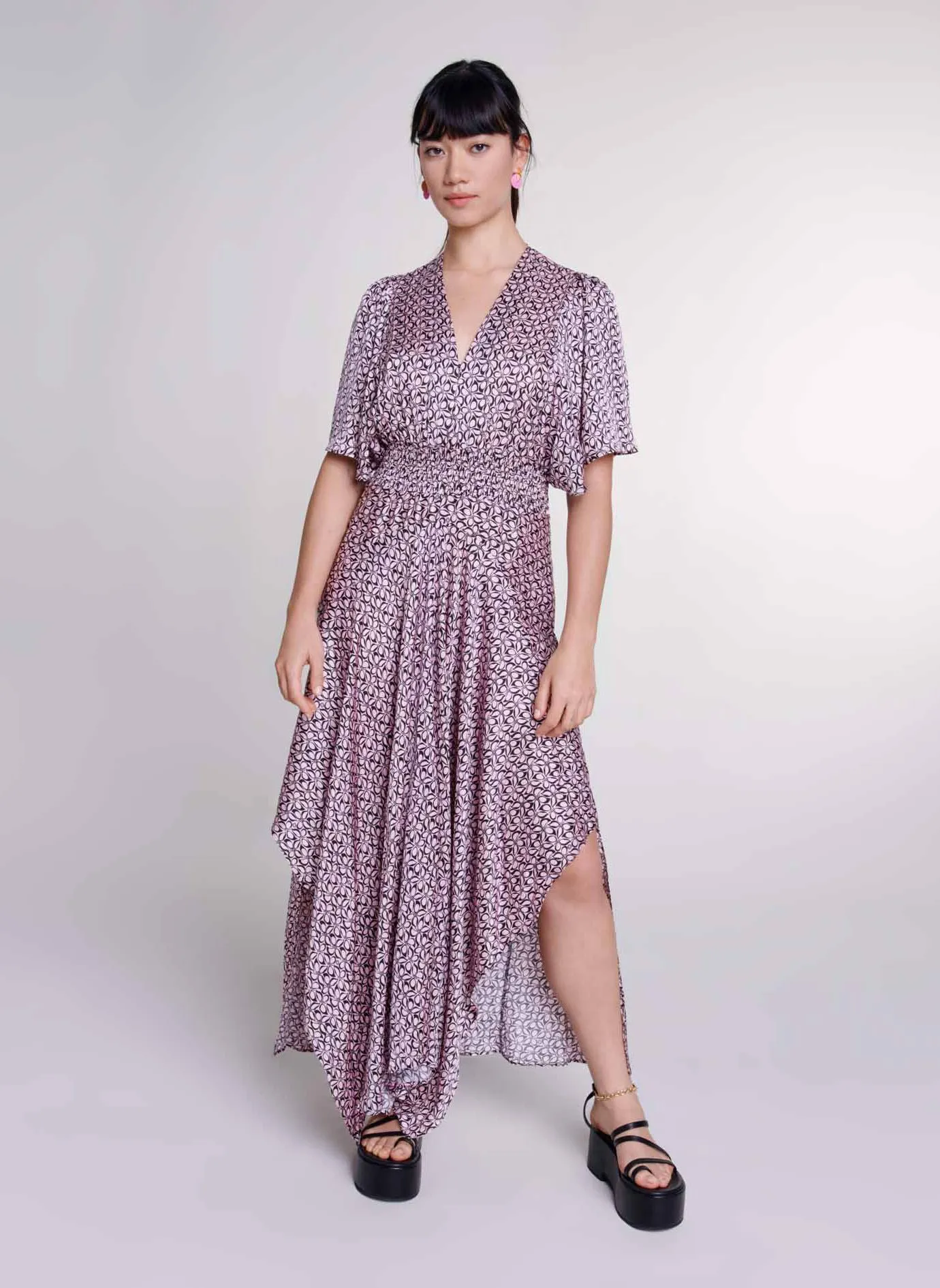 MAJE Vestido largo asimétrico estampado con cuello de pico en rosa