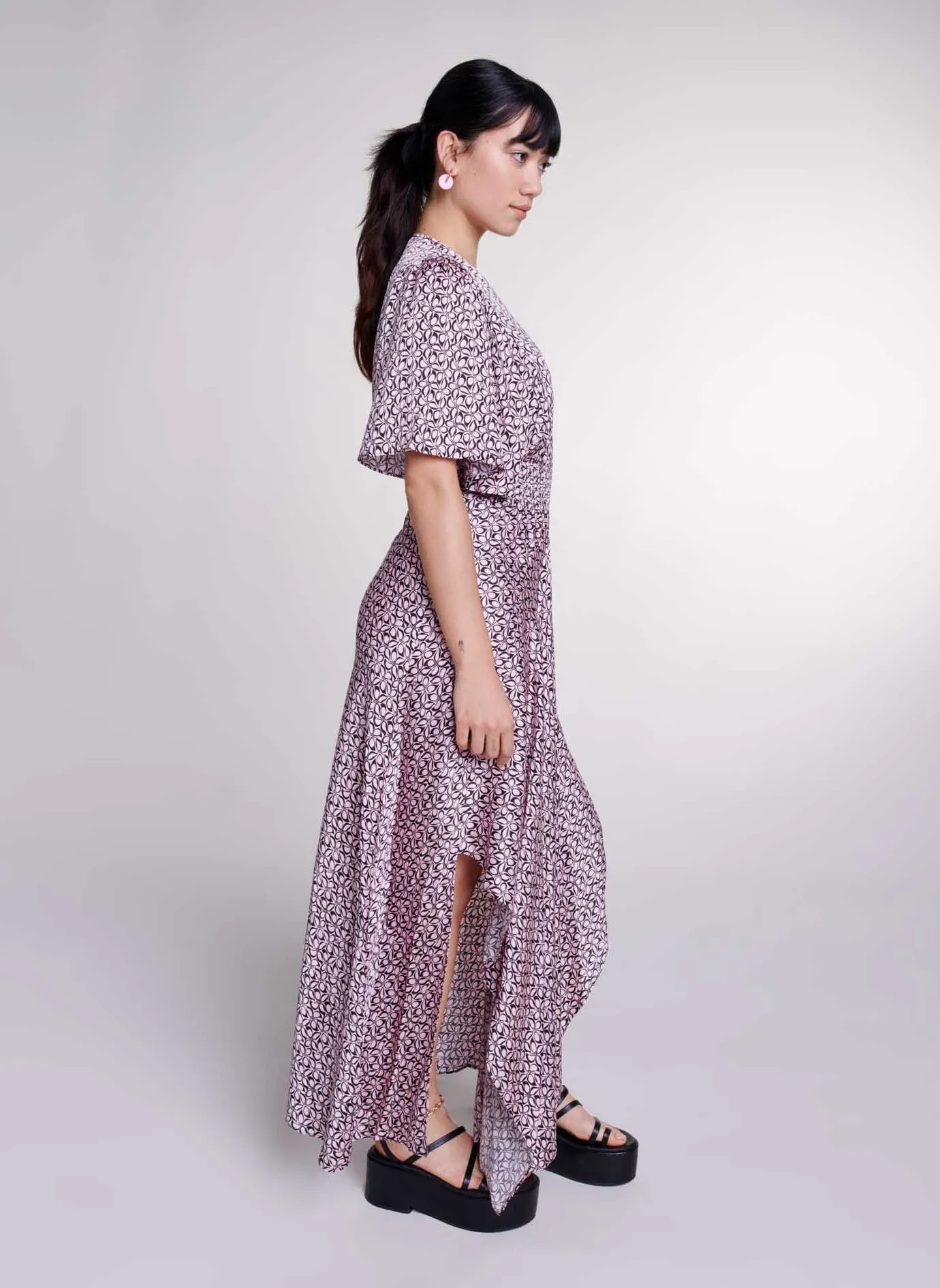 MAJE Vestido largo asimétrico estampado con cuello de pico en rosa