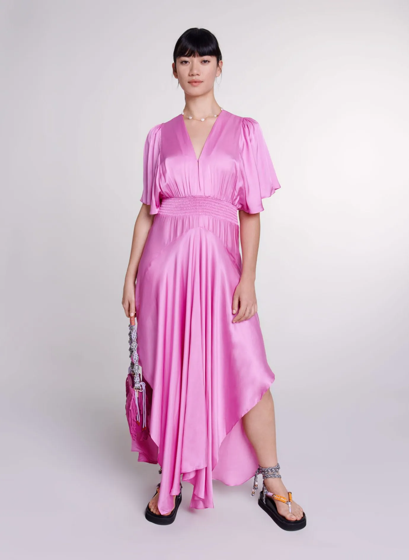 MAJE Vestido largo asimétrico satinado con cuello de pico en rosa