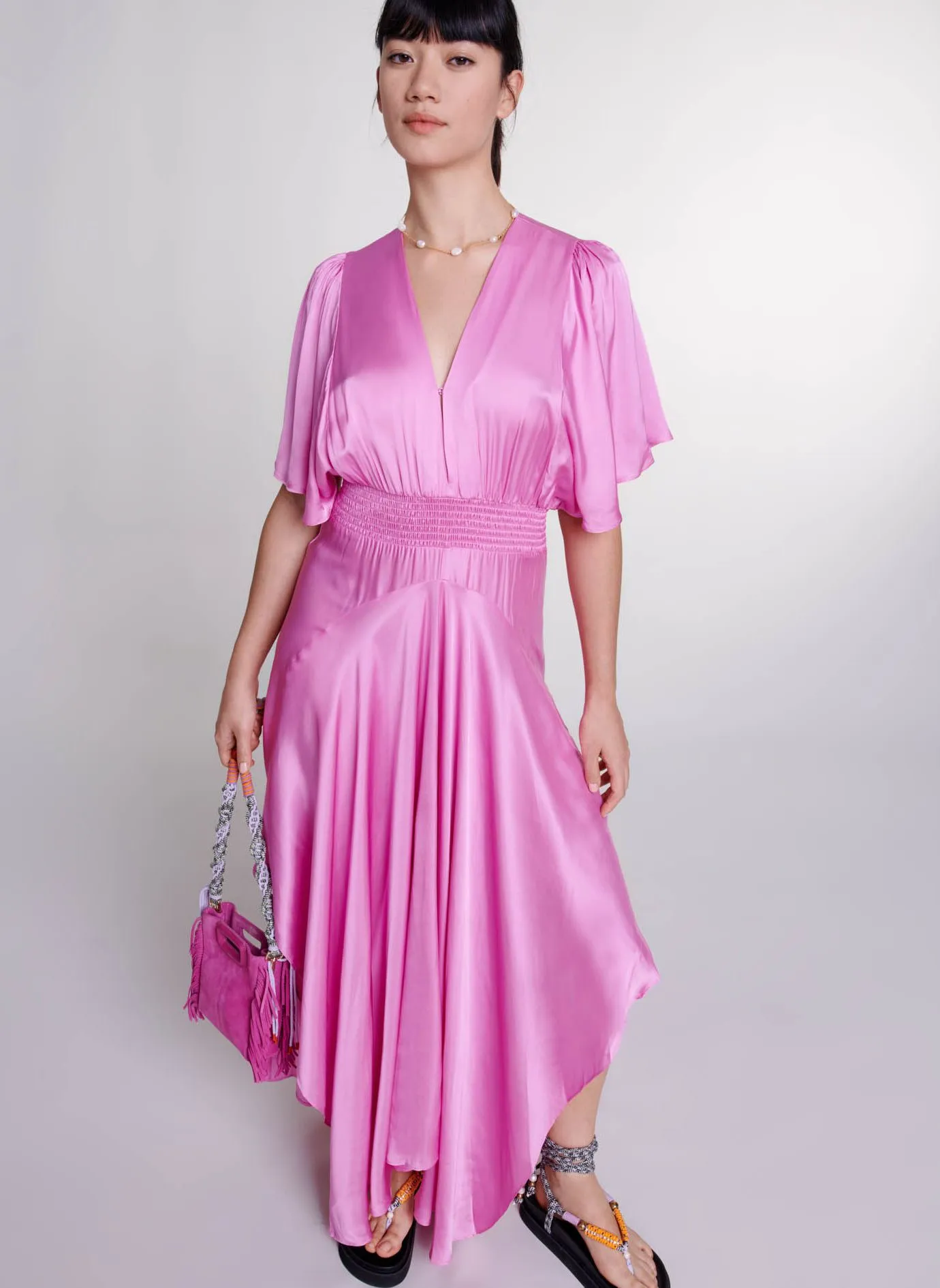 MAJE Vestido largo asimétrico satinado con cuello de pico en rosa