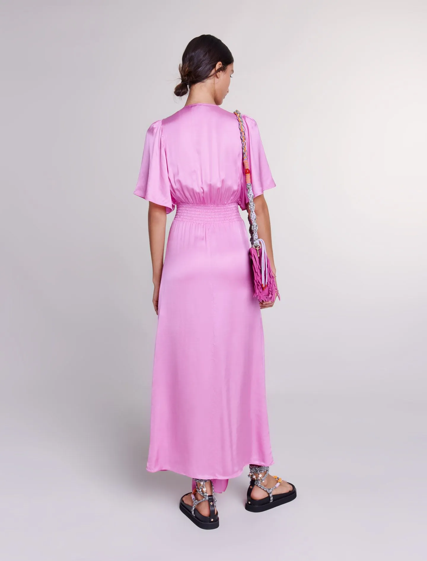 MAJE Vestido largo asimétrico satinado con cuello de pico en rosa