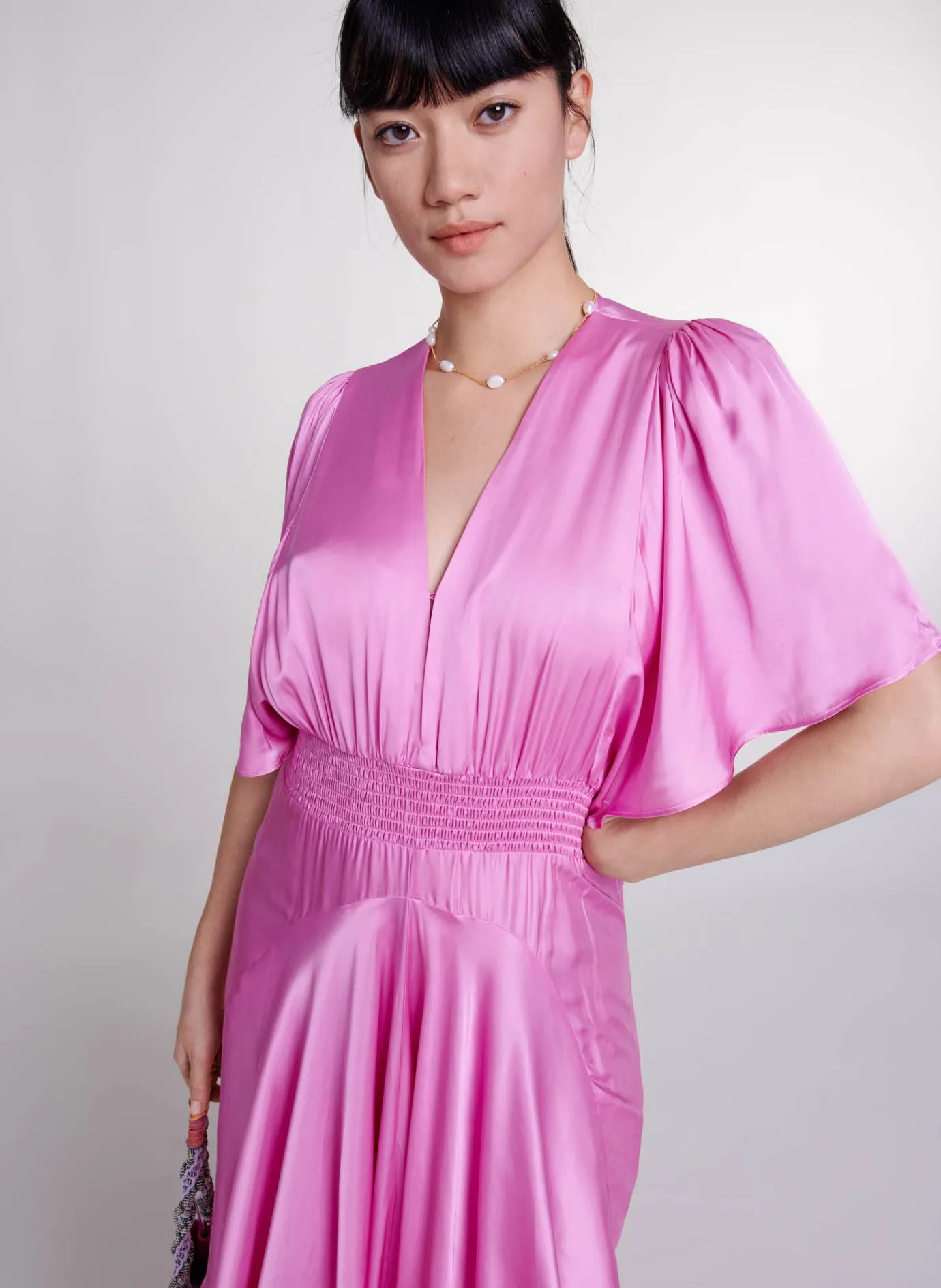 MAJE Vestido largo asimétrico satinado con cuello de pico en rosa