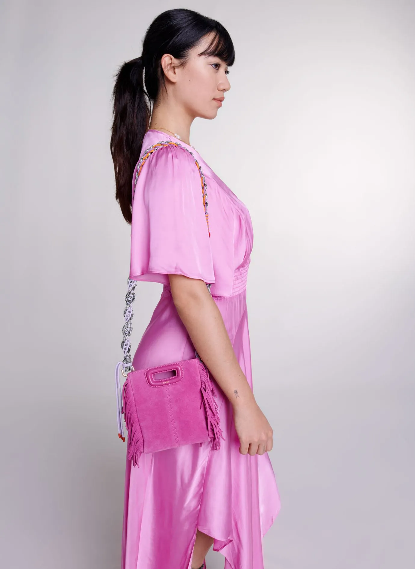 MAJE Vestido largo asimétrico satinado con cuello de pico en rosa