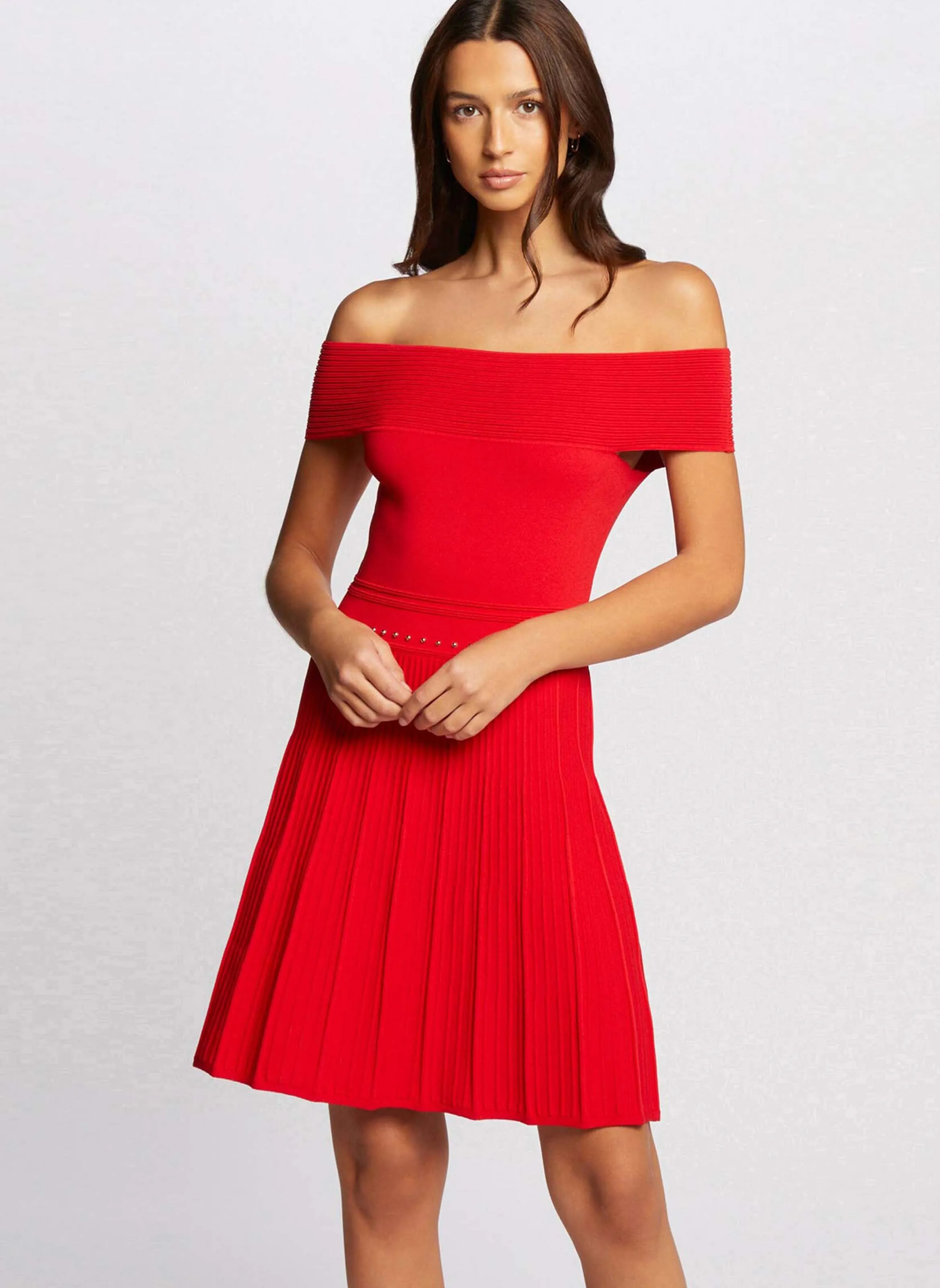 MORGAN RMCO  VESTIDO CORTO CON CUELLO BARDOT EN ROJO
