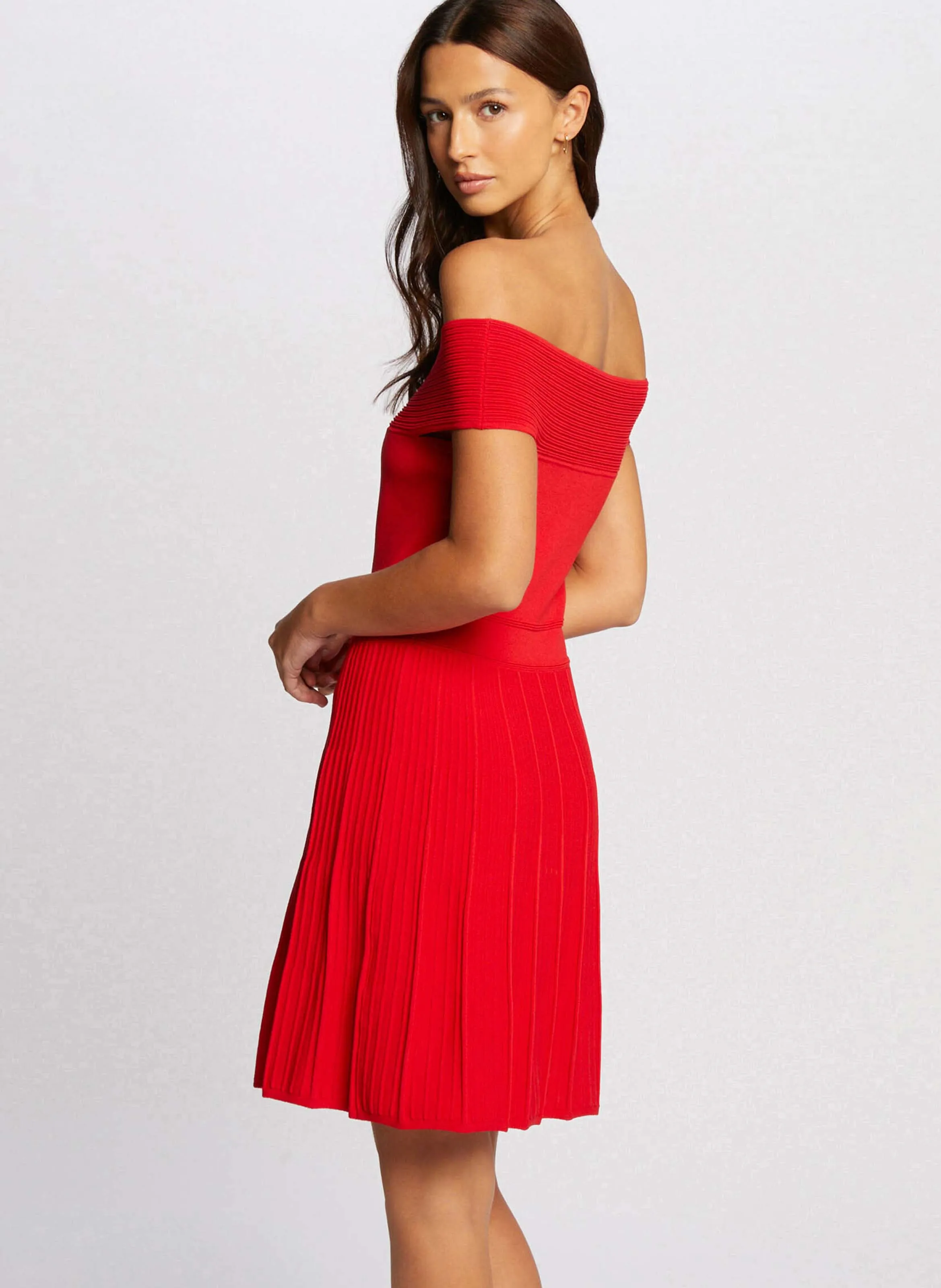 MORGAN RMCO  VESTIDO CORTO CON CUELLO BARDOT EN ROJO