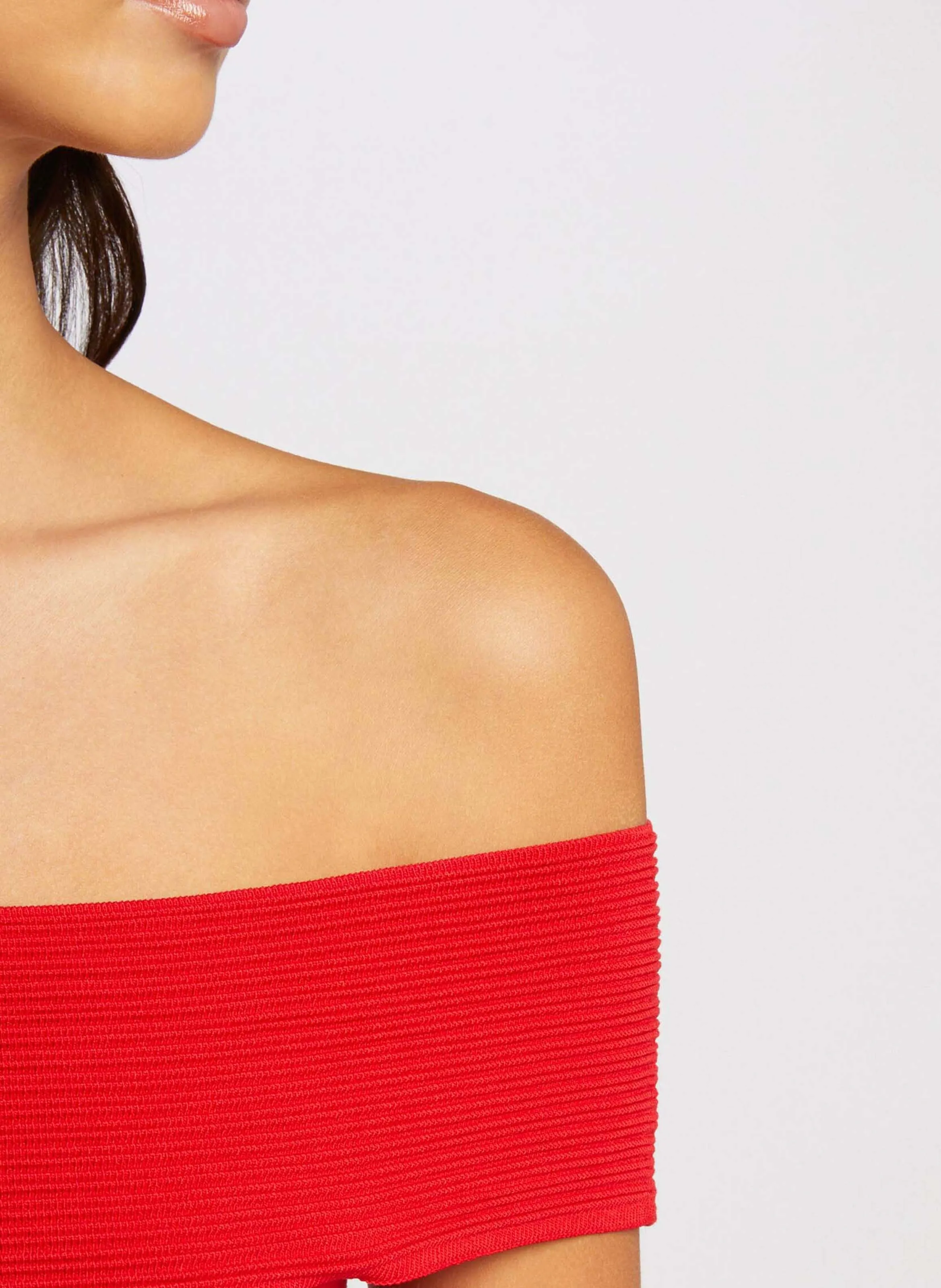 MORGAN RMCO  VESTIDO CORTO CON CUELLO BARDOT EN ROJO