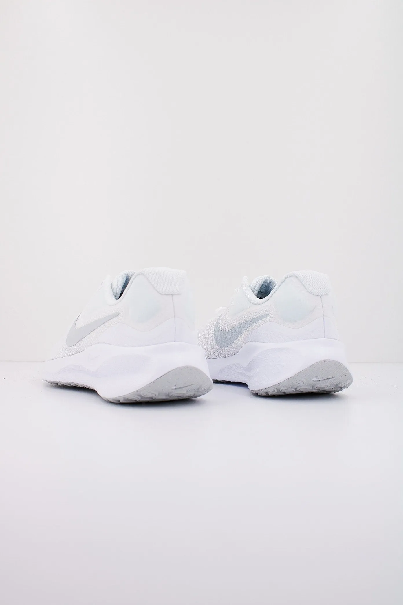 NIKE REVOLUTION 7
