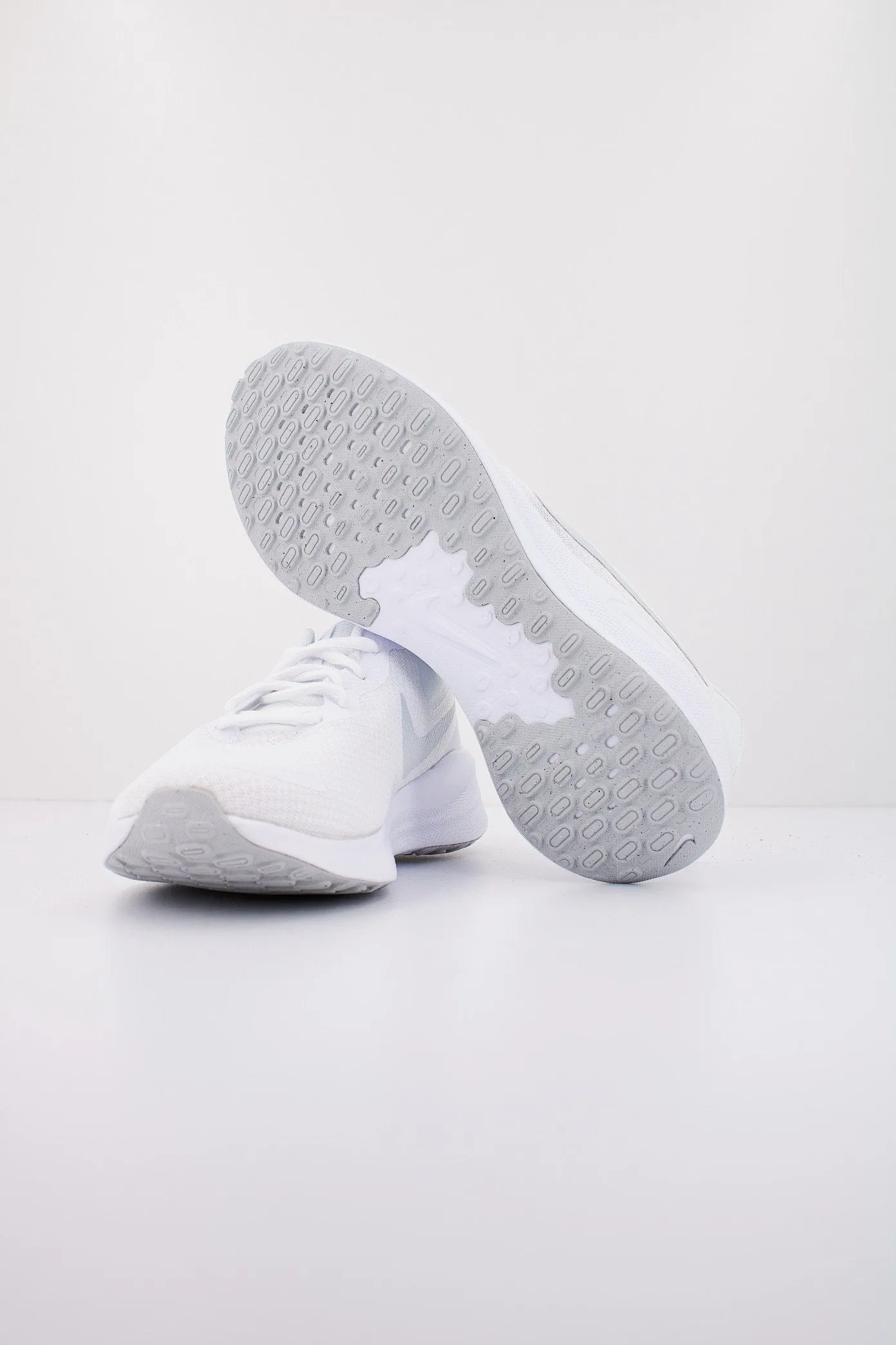 NIKE REVOLUTION 7