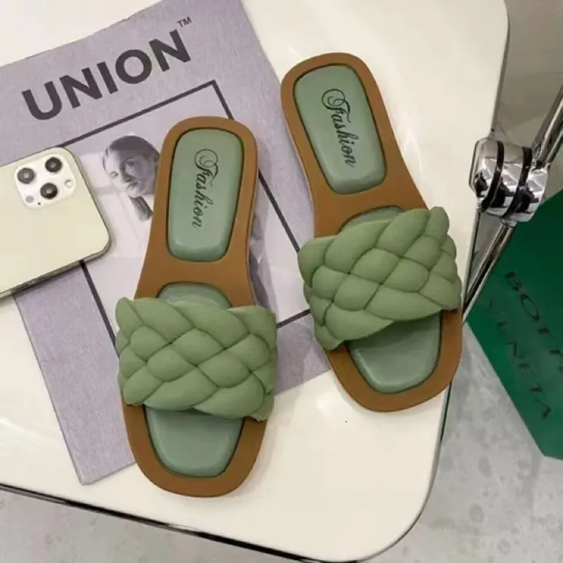 Nuevos estilos de verano Sandalias planas de cuero sin deslizamiento Contabilidad suave y cómodas para mujeres