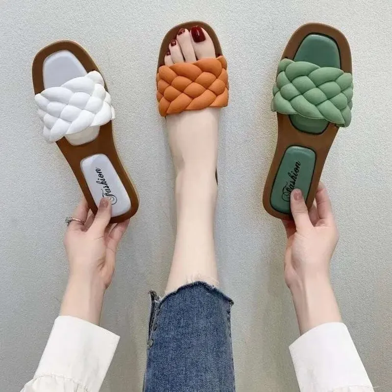 Nuevos estilos de verano Sandalias planas de cuero sin deslizamiento Contabilidad suave y cómodas para mujeres