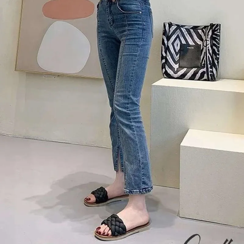 Nuevos estilos de verano Sandalias planas de cuero sin deslizamiento Contabilidad suave y cómodas para mujeres