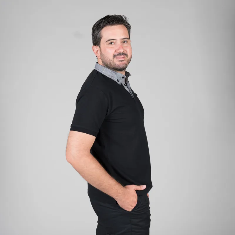 POLO HOSTELERíA DE HOMBRE NEGRO CON CUELLO GRIS  GARY'S