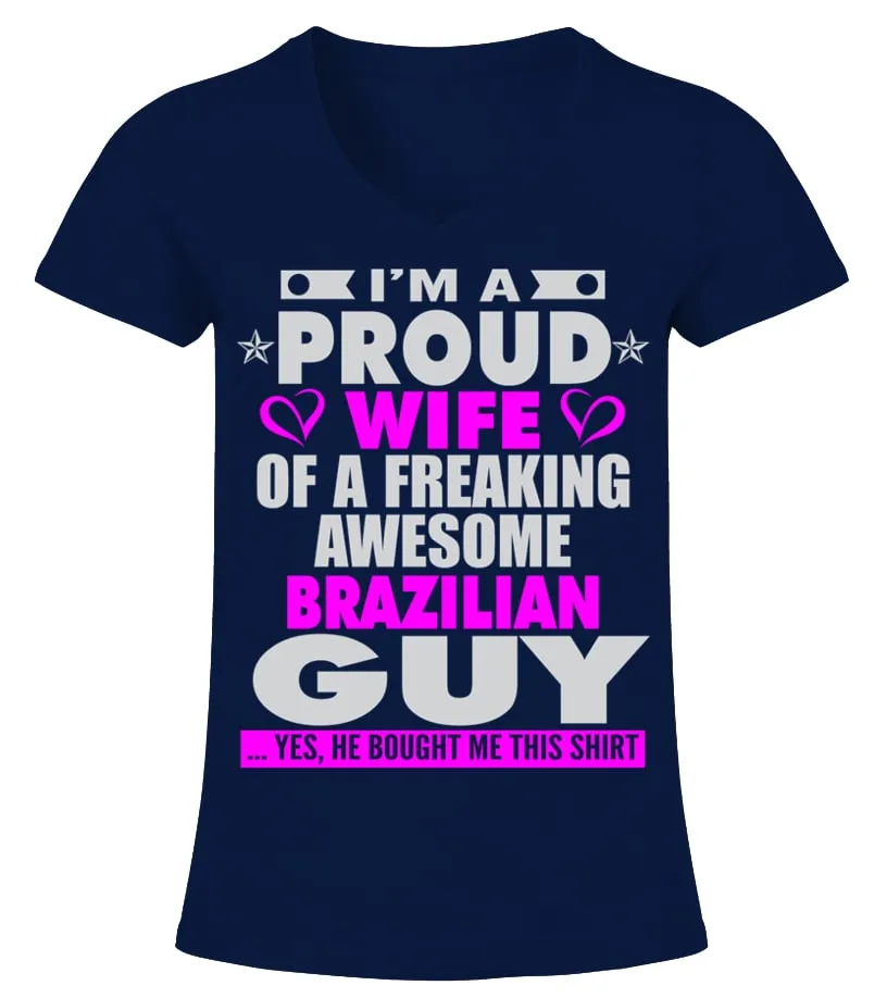 PROUD WIFE OF BRAZILIAN GUY T SHIRTS Camiseta cuello pico Mujer