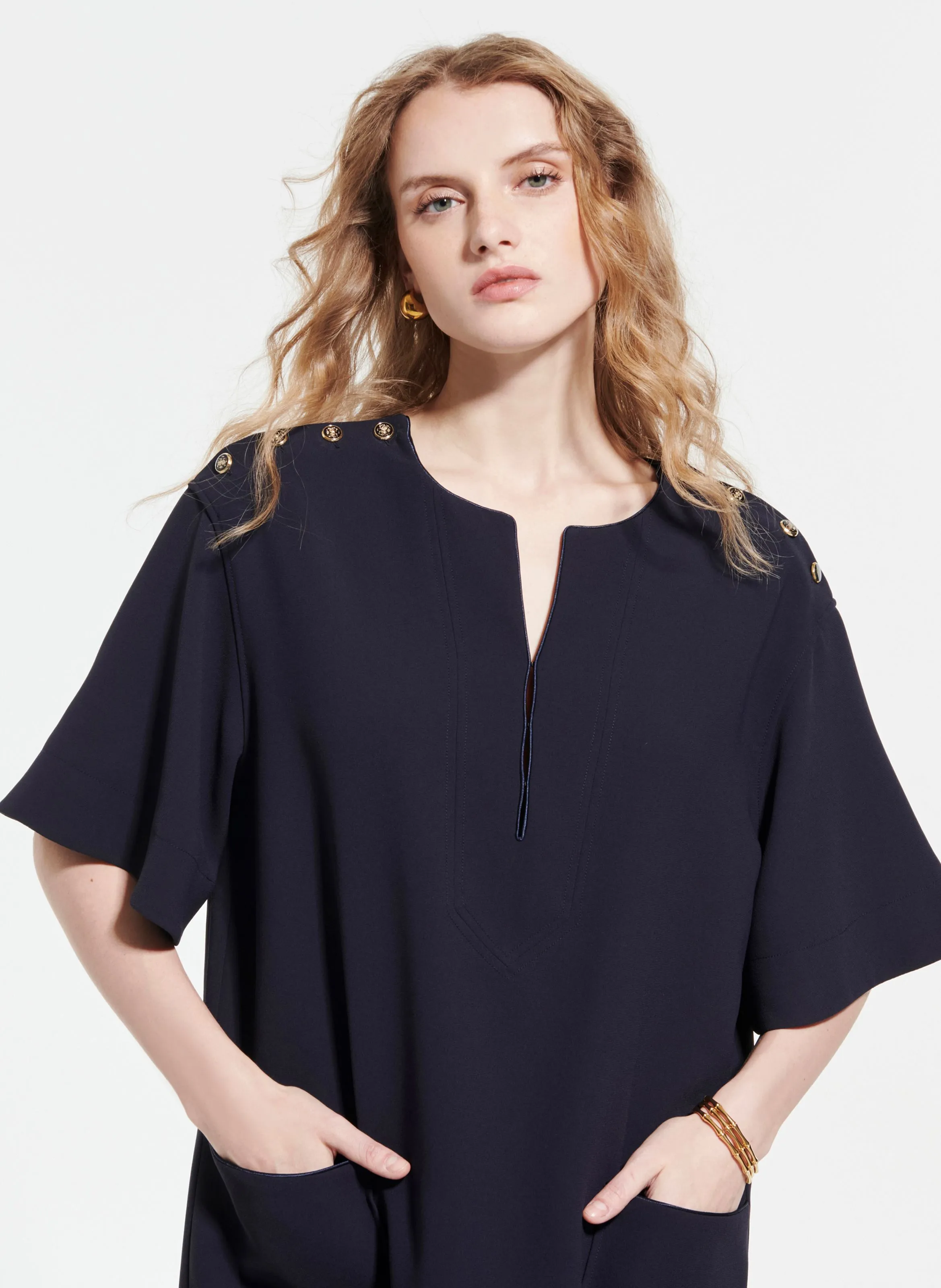 RONYS  VESTIDO CORTO CON CUELLO TUNECINO EN AZUL