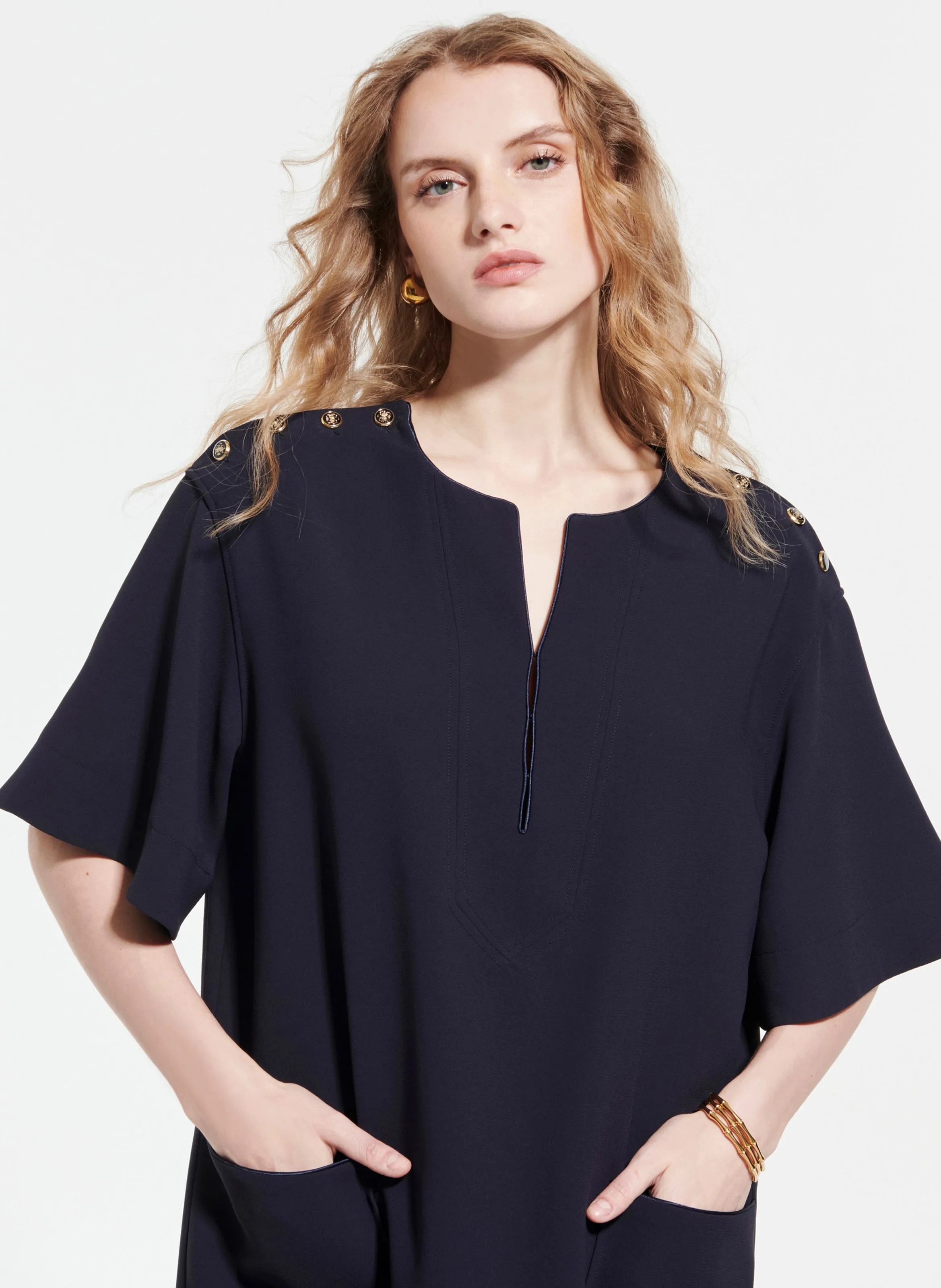 RONYS  VESTIDO CORTO CON CUELLO TUNECINO EN AZUL