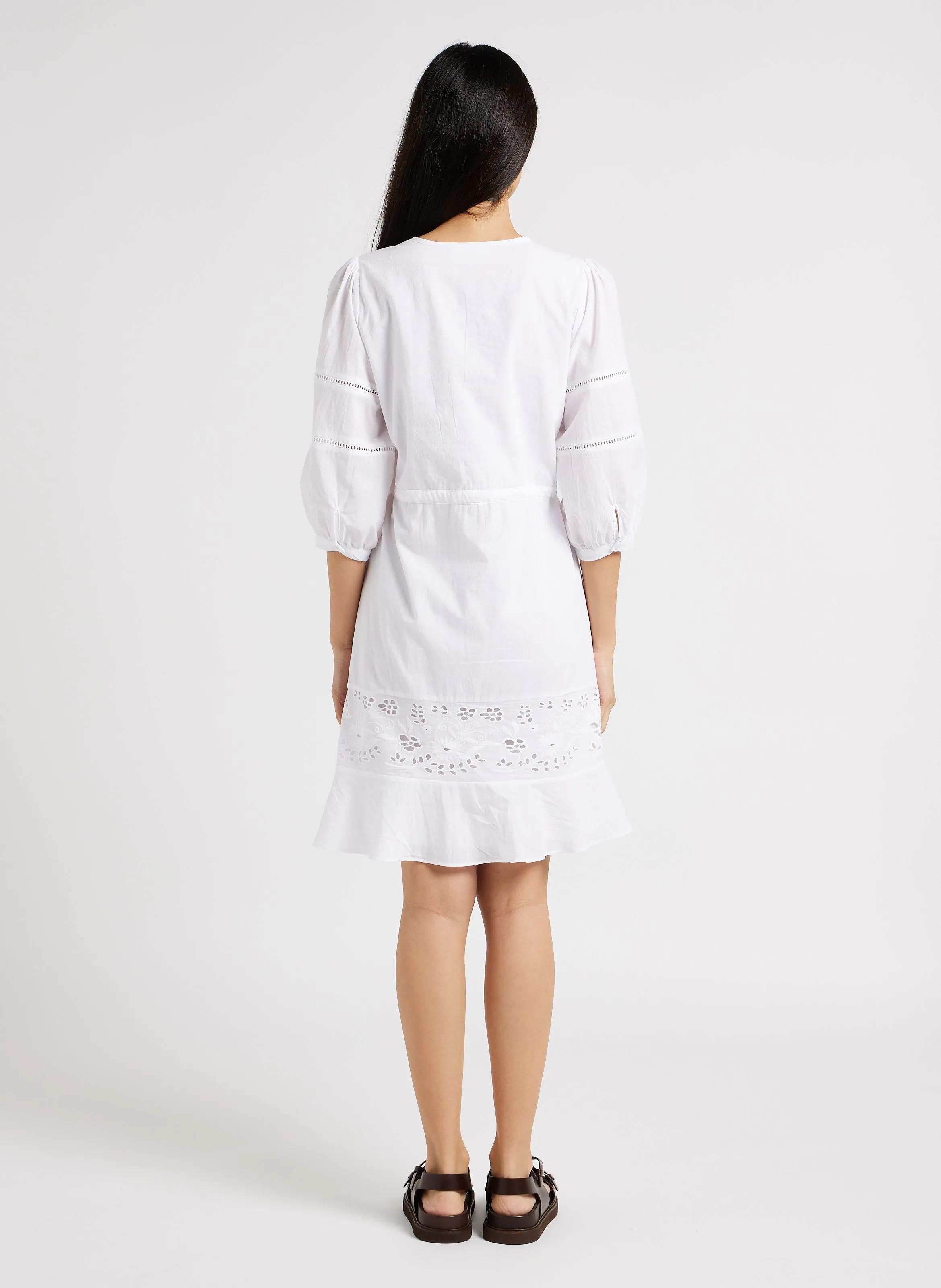 SUD EXPRESS ROMILDA  VESTIDO RECTO CON CUELLO TUNECINO DE ALGODóN BORDADO EN BLANCO