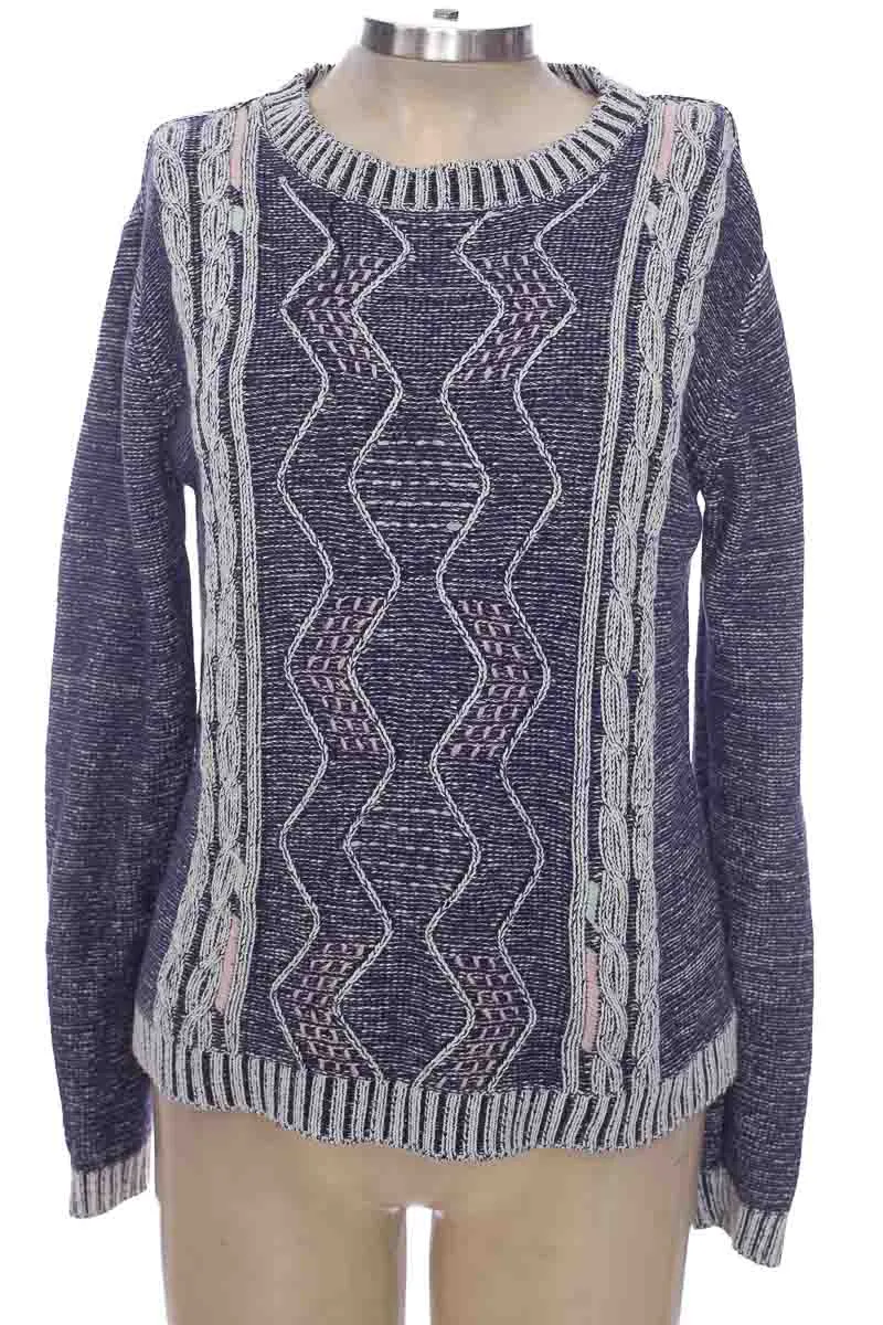 SWEATER COLOR AZUL  PEOPLE CONCEPT